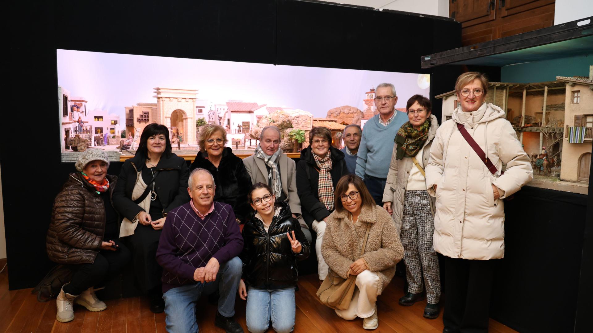 Belenistas de Estella y merindad en la inauguración de la muestra de la casa de cultura Fray Diego el 29 de noviembre, tarde de ferias en la localidad.