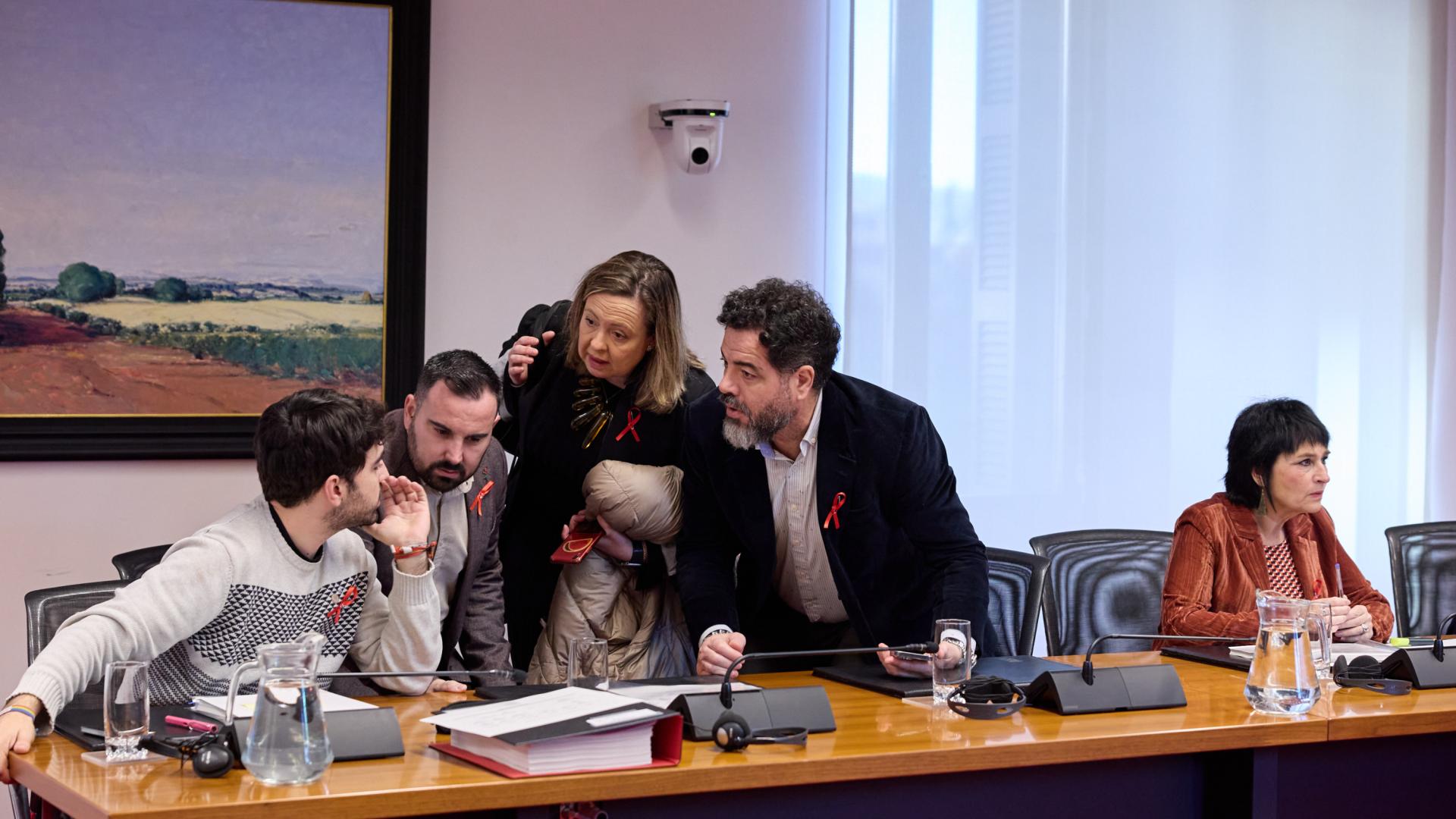 Los parlamentarios socialistas conversan entre sí junto a Laura Aznal (EH BIldu).