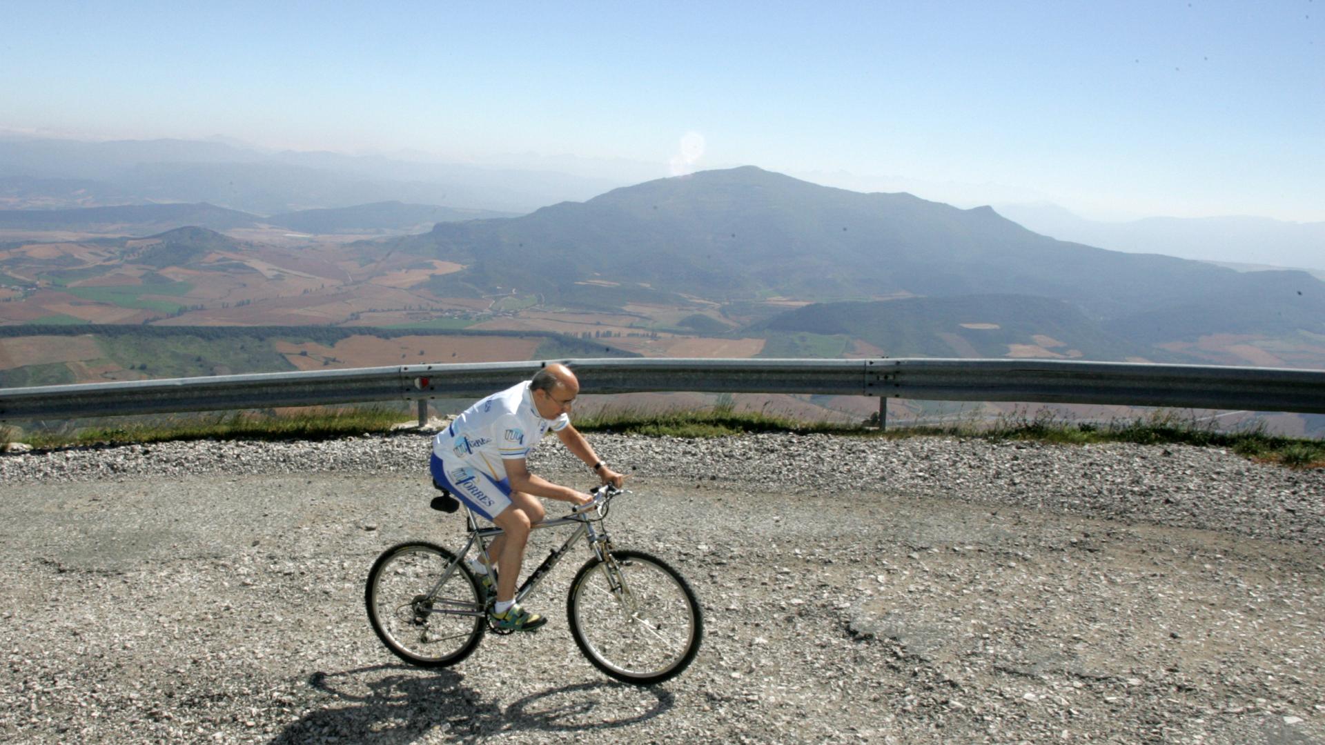 Manuel Torres ascendiendo la Higa de Monreal.