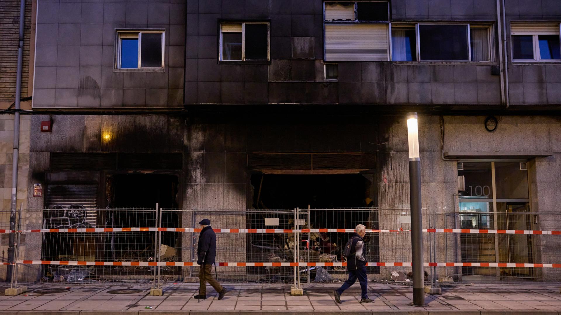 El acceso al portal y al bazar incendiado permanecen acordonados
