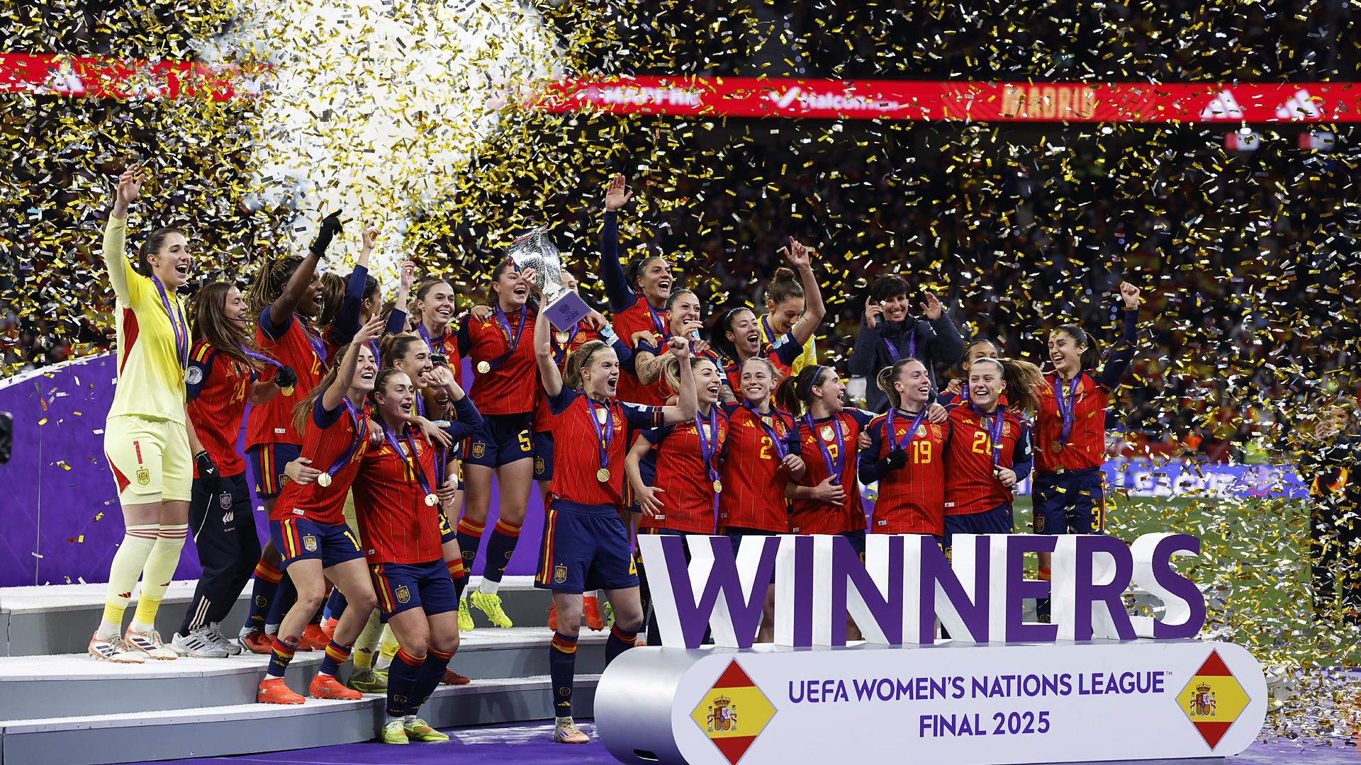 Las jugadoras de la selección española de fútbol celebran la victoria con el trofeo tras el partido de vuelta de la final de la Liga de Naciones tras derrotar a Alemania por 3-0 en el Metropolitano