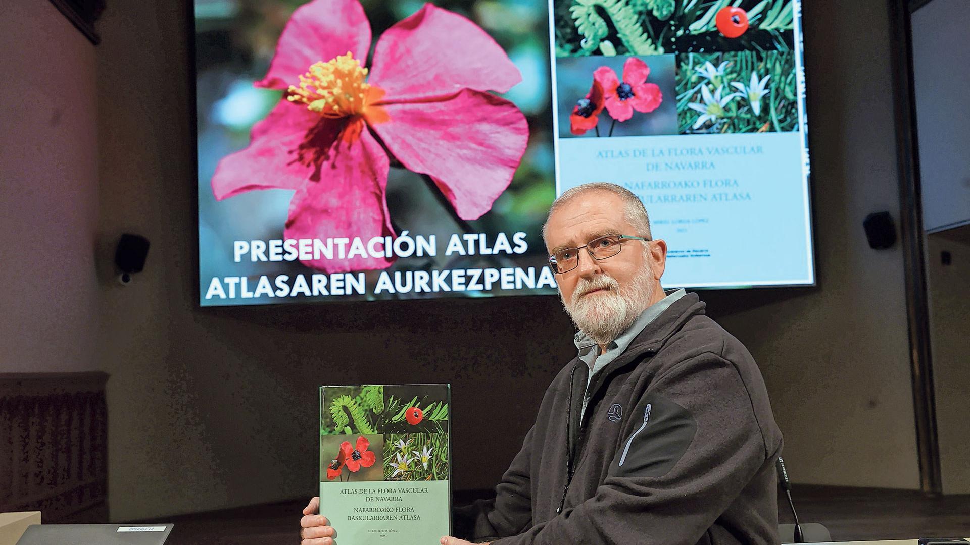 Mikel Lorda López, con un ejemplar de su Atlas, durante la presentación de la obra en la sede de la Mancomunidad de la Comarca de Pamplona