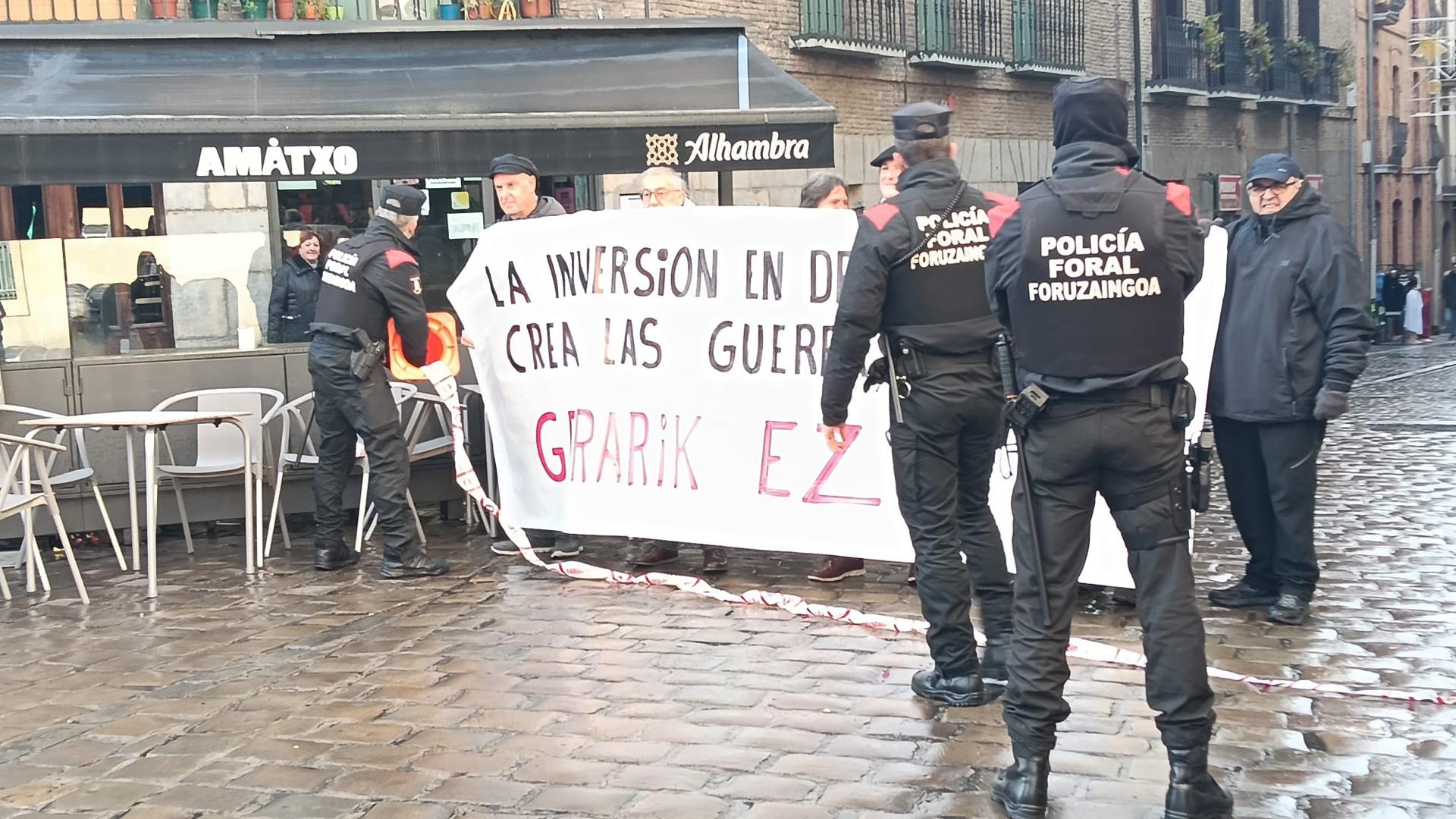 Protesta por la concesión de la Medalla de Oro a Torres