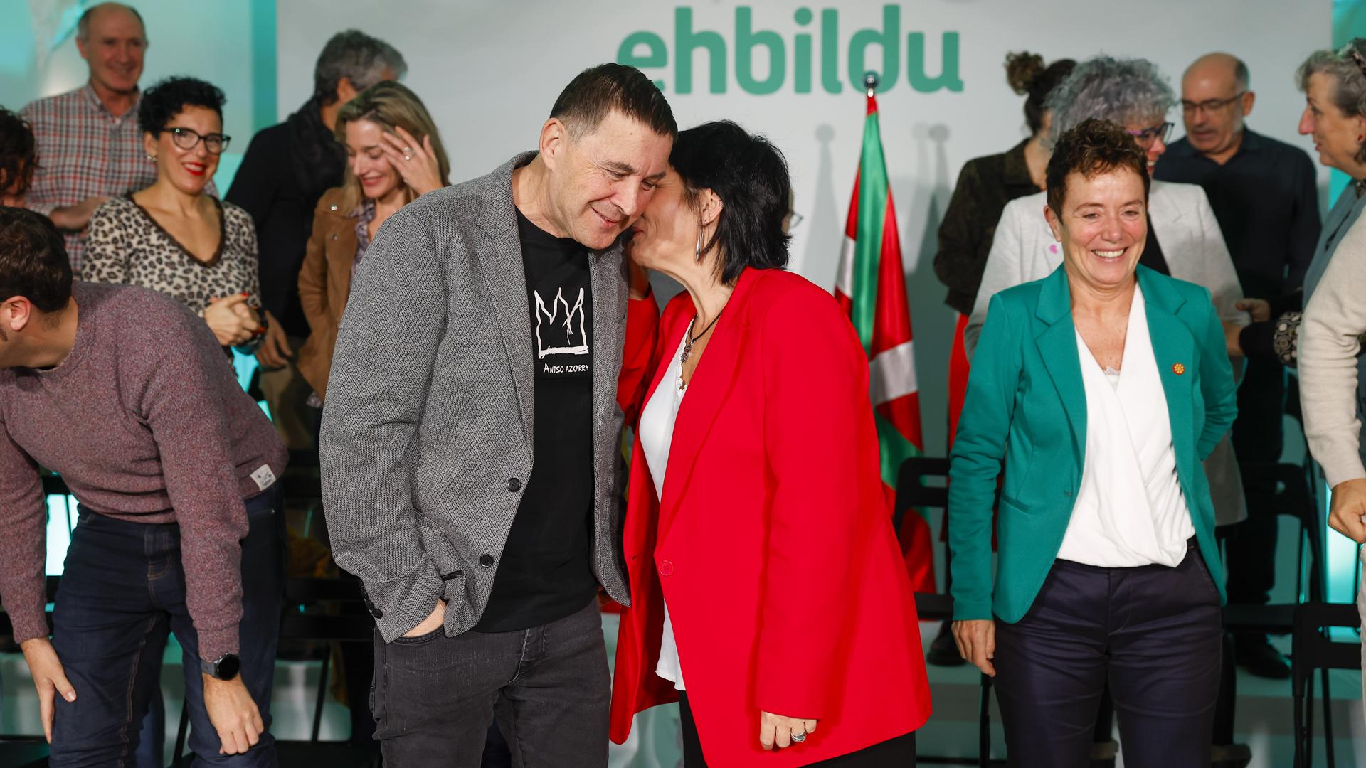 Arnaldo Otegi y Laura Aznal, en el acto organizado este miércoles por EH Bildu en el Día de Navarra y en el Día del Euskera