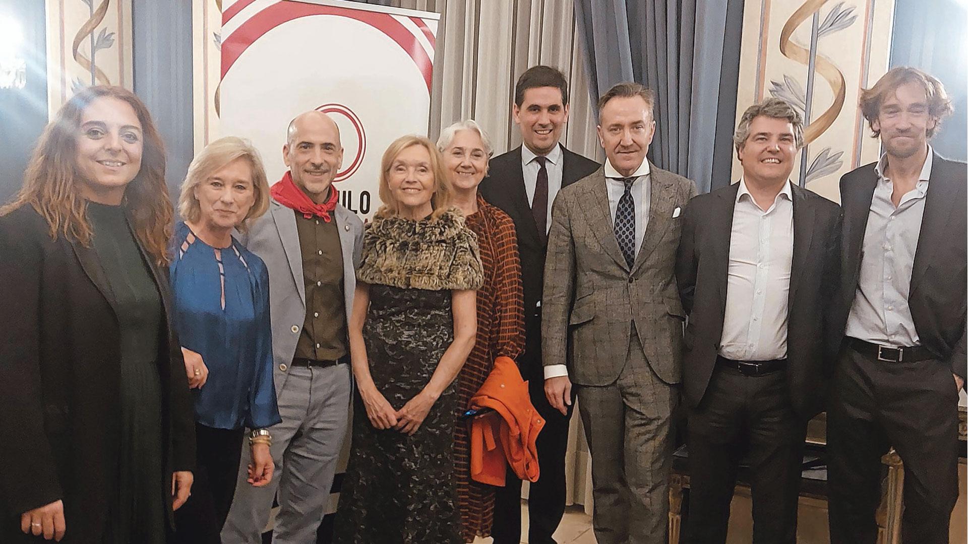 Los miembros de la junta del Círculo de Navarra en Madrid con el premiado: de izquierda a derecha, Beatriz Acinas, Carmen Remírez de Ganuza, César Oroz, la presidenta Beatriz Aizpún, Mónica Ruiz de la Cuesta (esposa de César Oroz), Ignacio Salinas, Alberto Osácar, Juan Zuza y Javier Lacunza