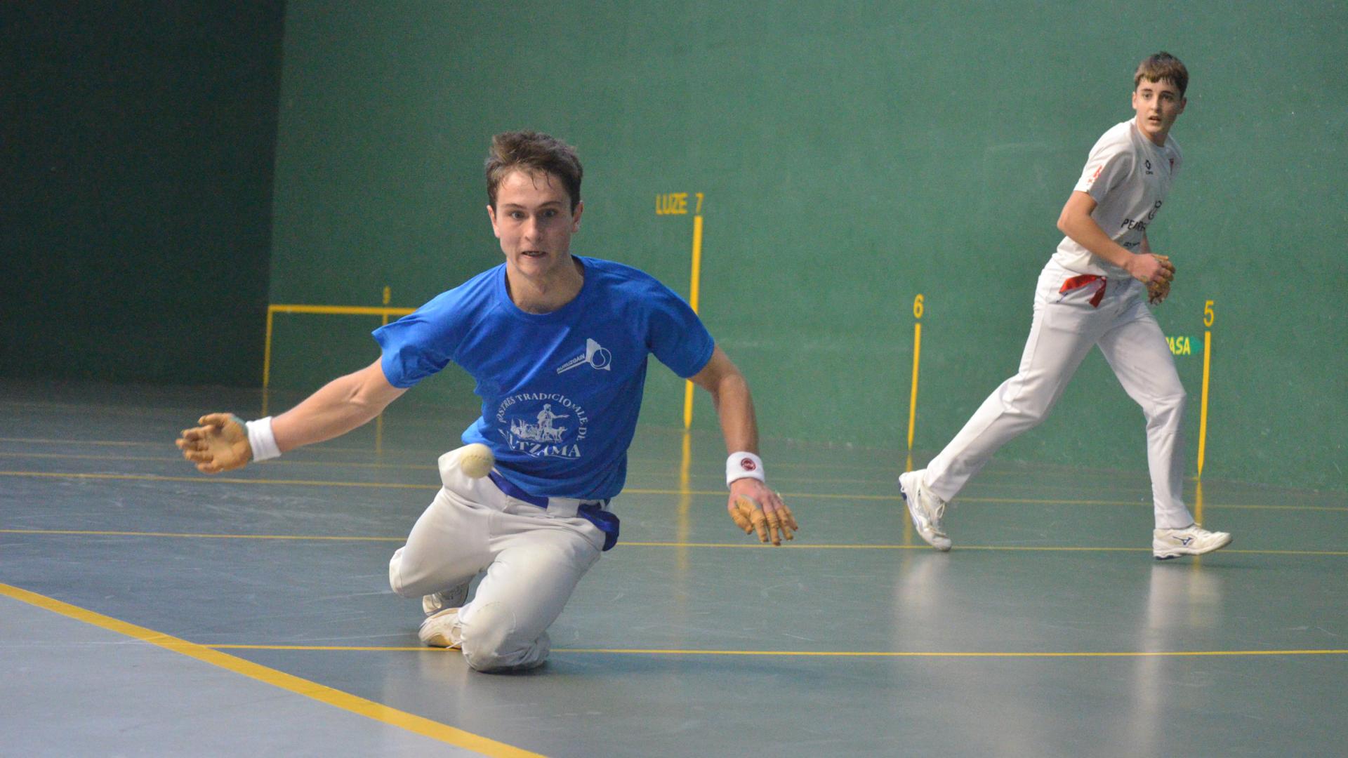 Pablo Aldaz resta una pelota en el ancho durante la final de esta mañana en Lekunberri.
