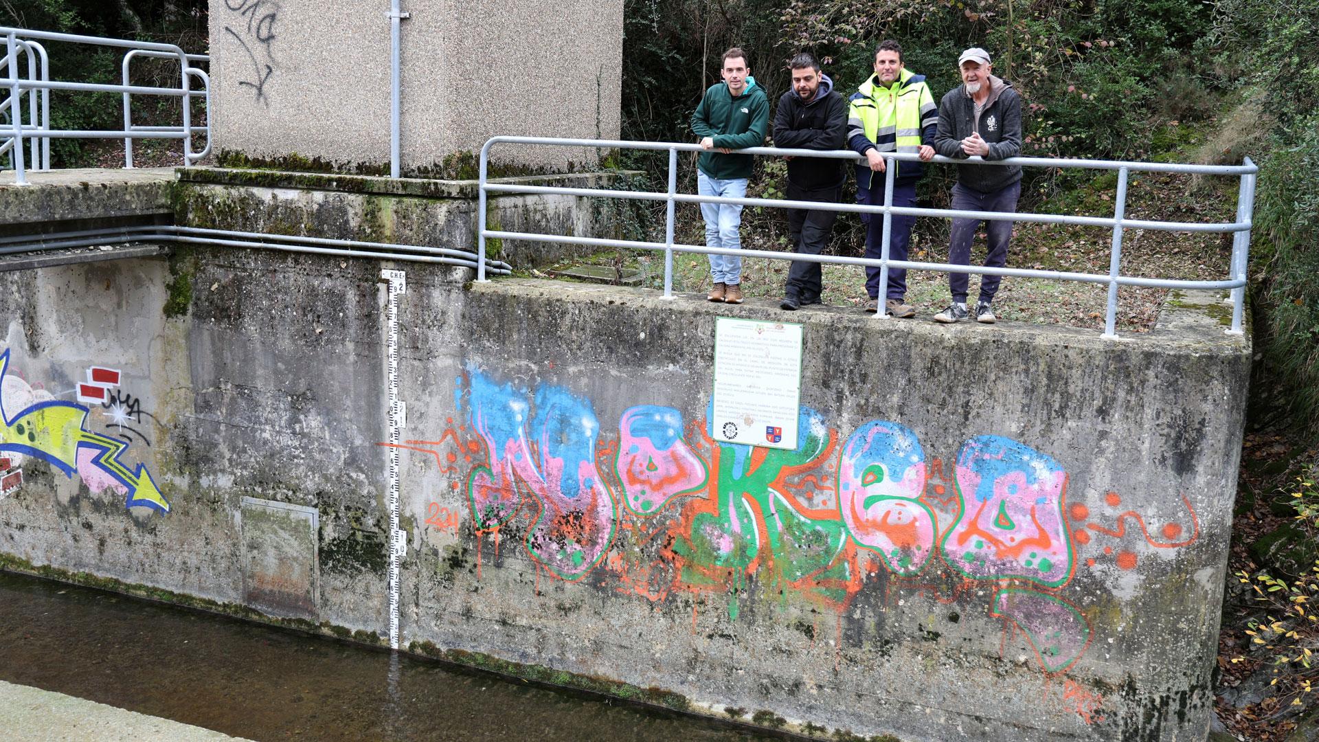 En la imagen, en la que se aprecia el caudal del manantial, el presidente Valdizarbe, Steven Leiper, el técnico Mario Merino, el presidente de la asociación del Ubagua, Aitor Rico, y el de Riezu, Pedro Larrainzar