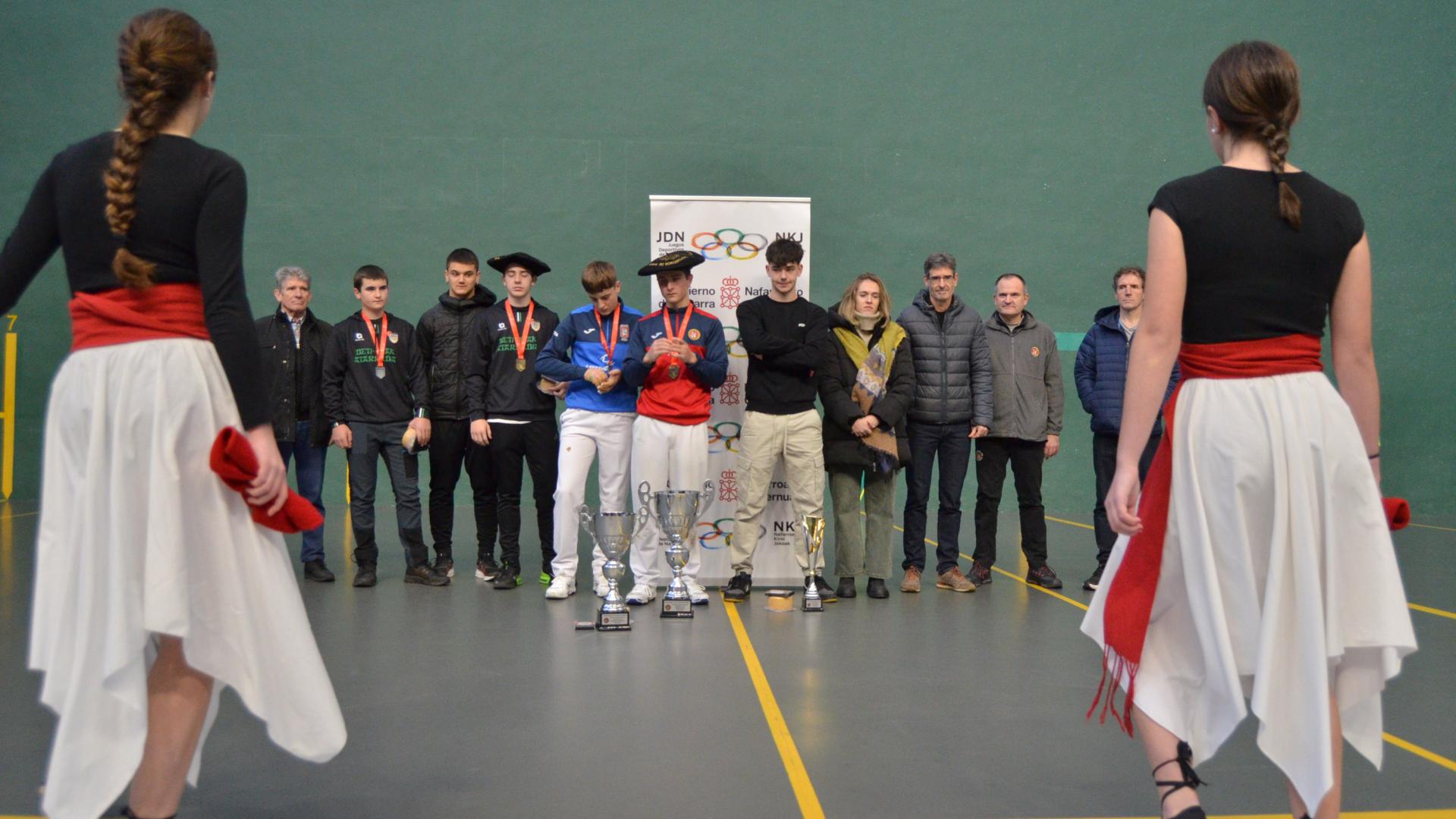 El podio con los campeones