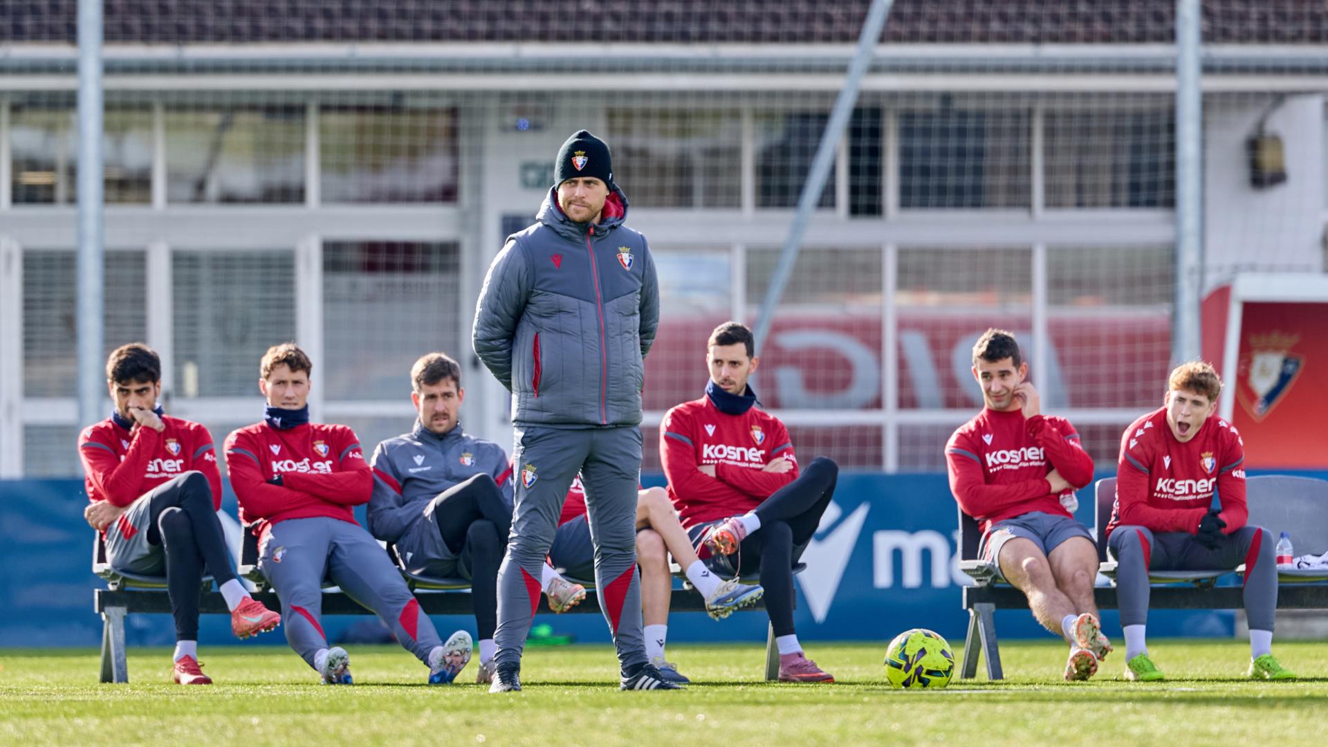 El técnico de Osasuna, Alessio Lisci, observa de pie el entrenamiento en Tajonar