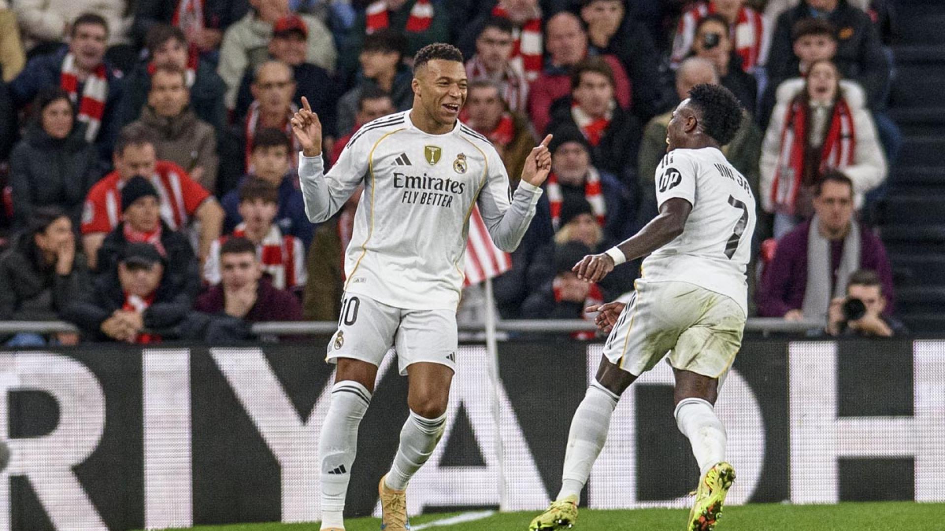 Kylian Mbappé celebra uno de sus goles junto a Vinicius