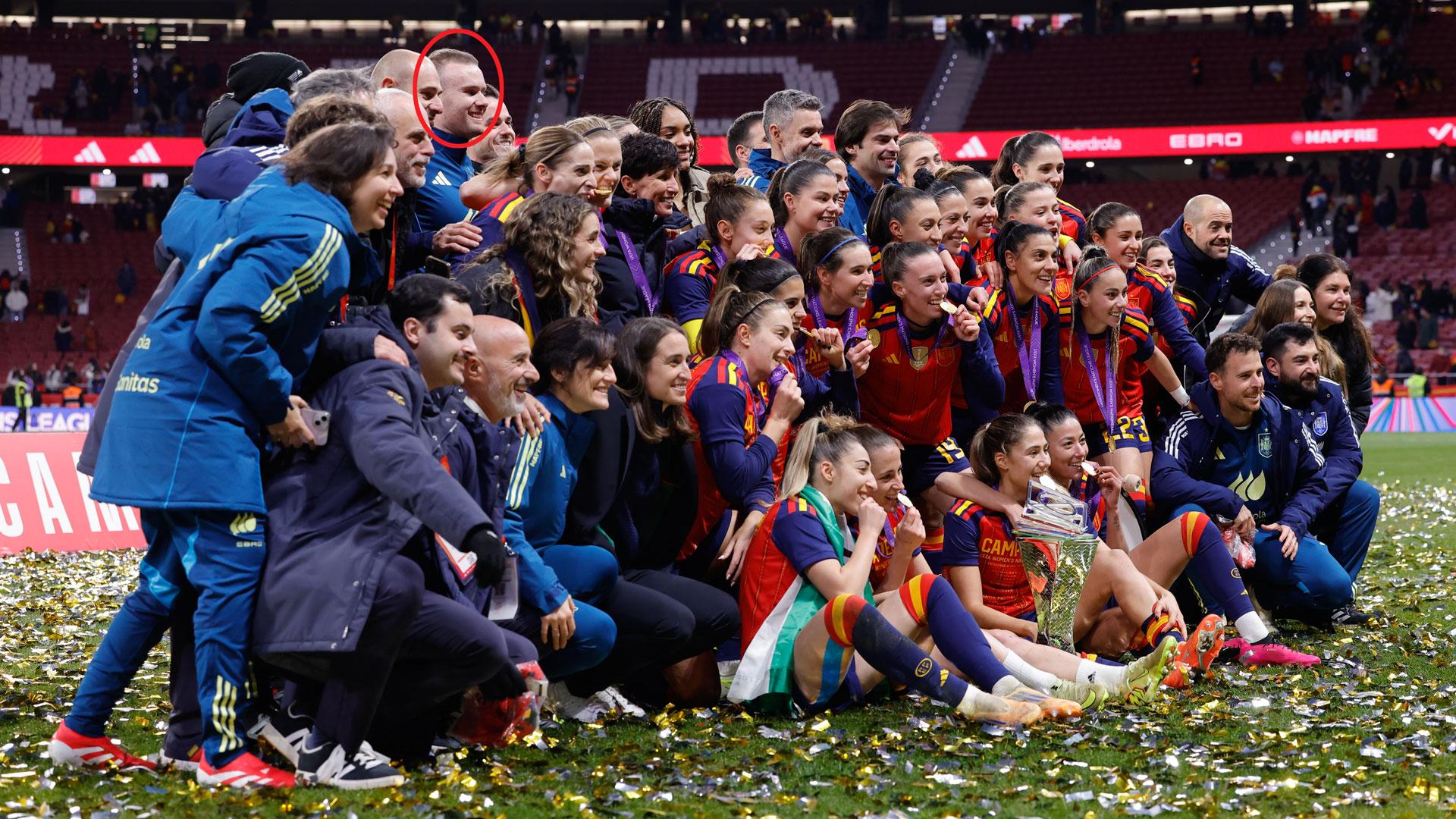 DE ZIZUR AL CIELO. Julen Itxaso, en la imagen rodeado por un círculo, celebra la consecución de la Liga de Naciones con la selección española en el césped del Metropolitano. Es ayudante de la seleccionadora Sonia Bermúdez.