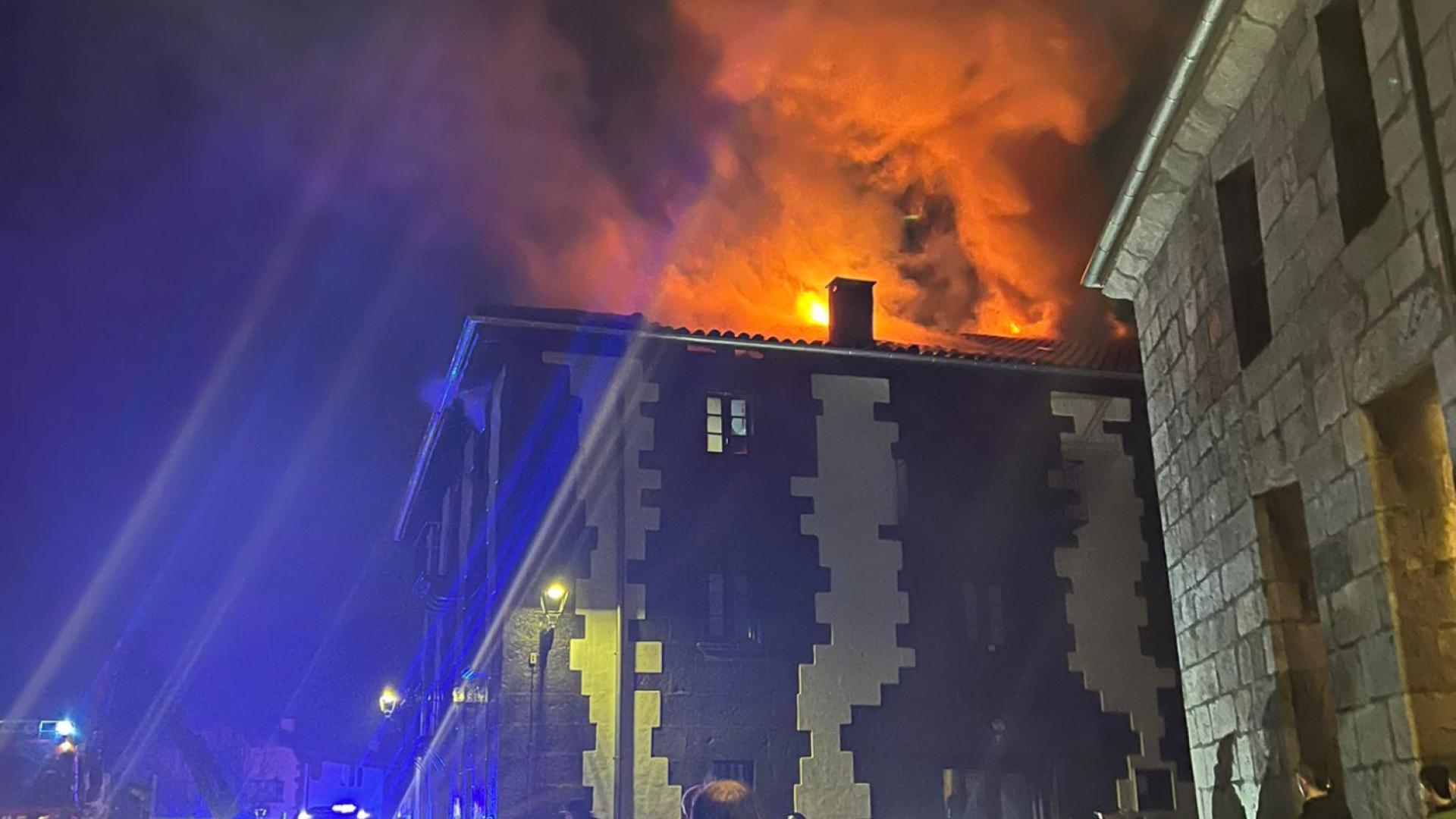 Vecinos contemplan el incendio