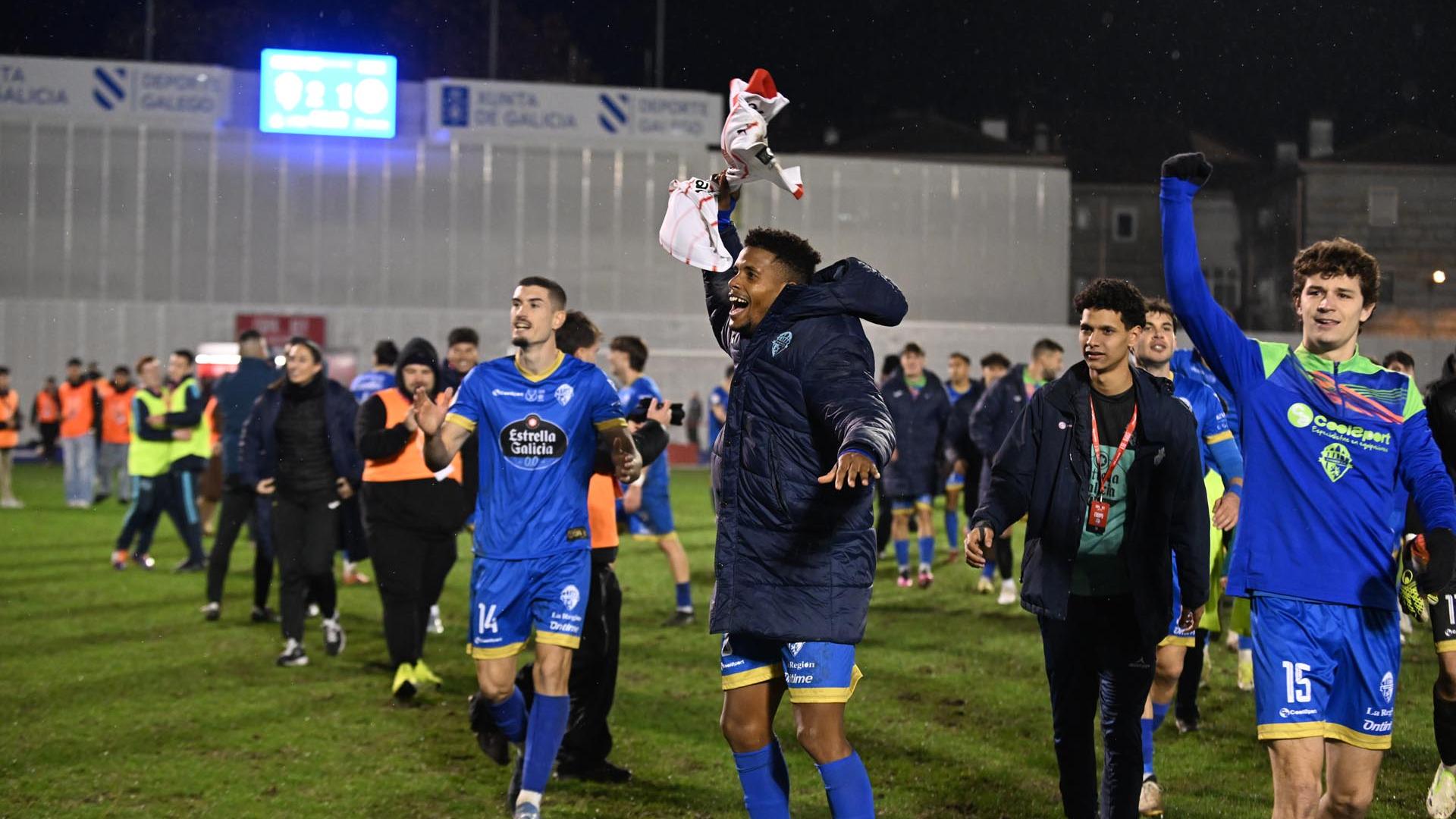 Los jugadores del Ourense celebran la victoria ante el Girona