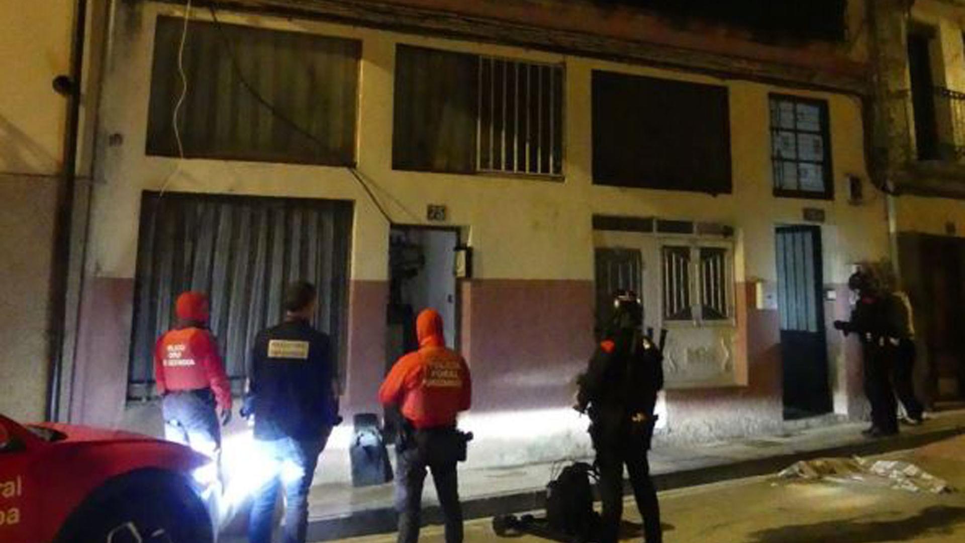 Momento de la entrada de los agentes de Policía Foral en el inmueble de Caparroso