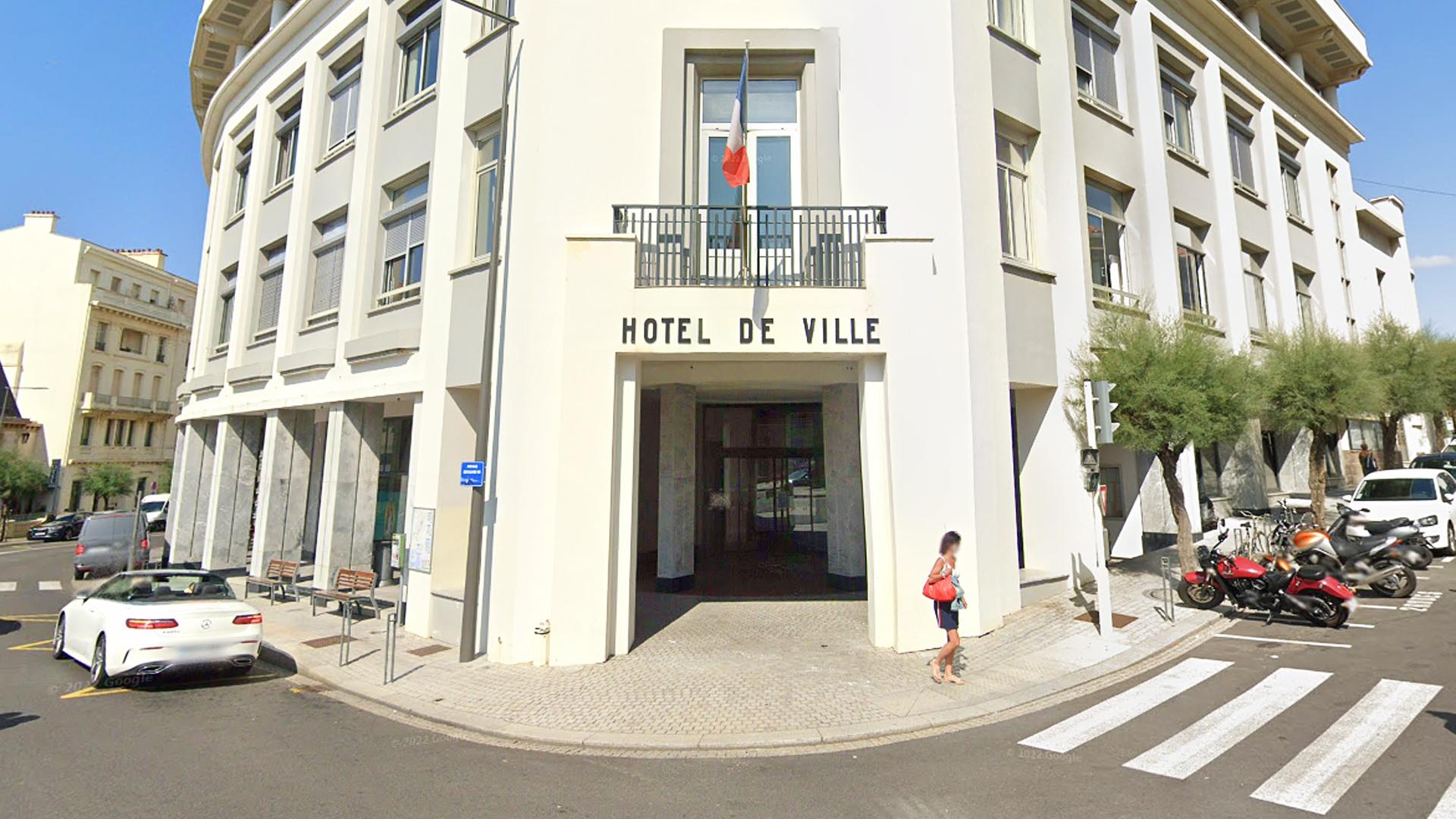 Fachada de la alcaldía de la localidad francesa de Biarritz