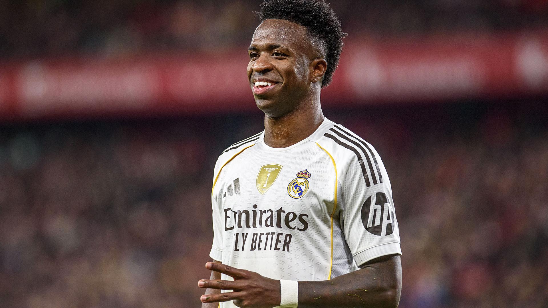 Vinicius Jr. hace el gesto del tres con los dedos en referencia al 0-3 contestando a los cánticos de la grada de San Mamés