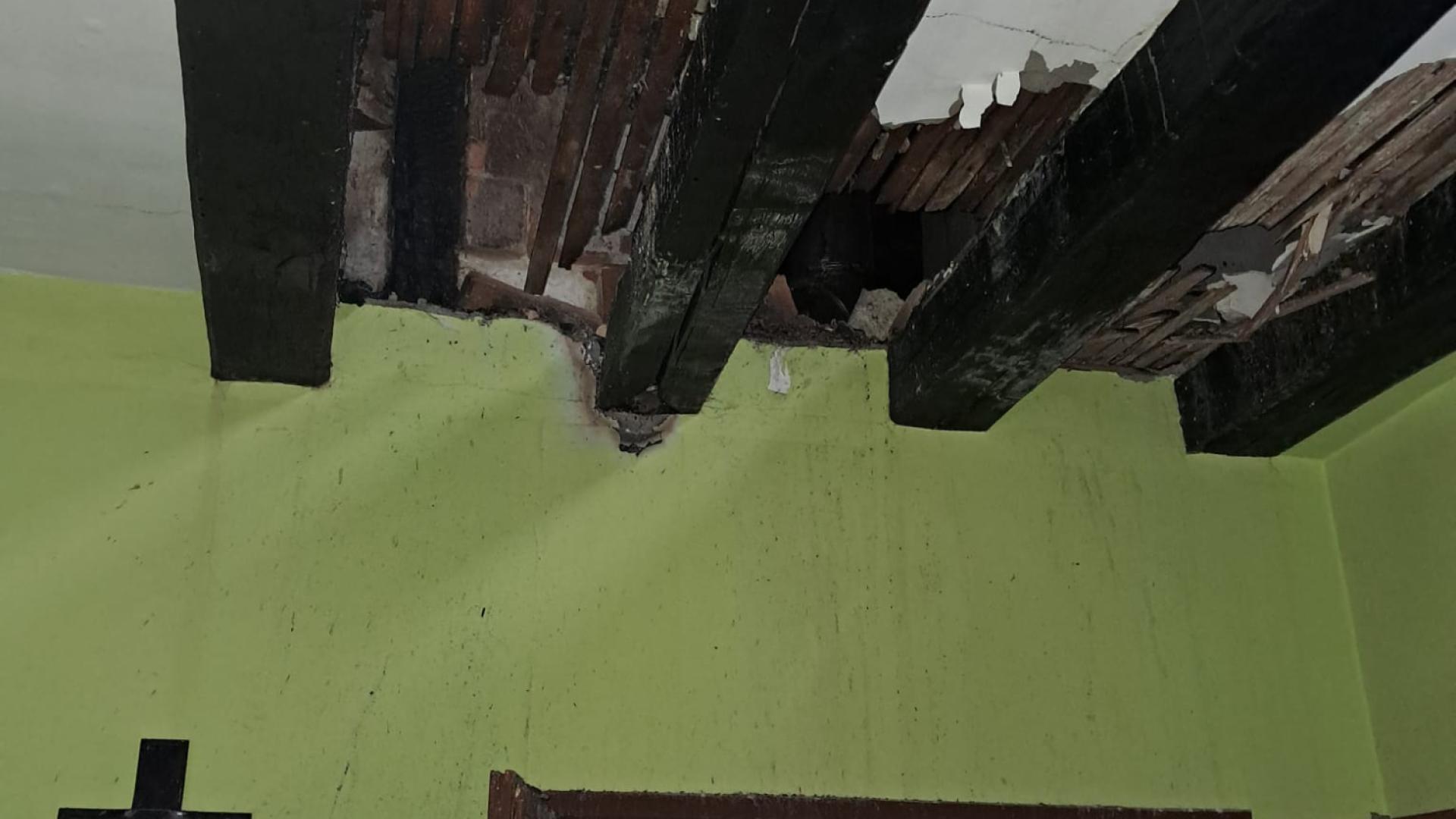 Un crucifijo bajo el techo de la primera planta, que resistió el envite de las llamas.