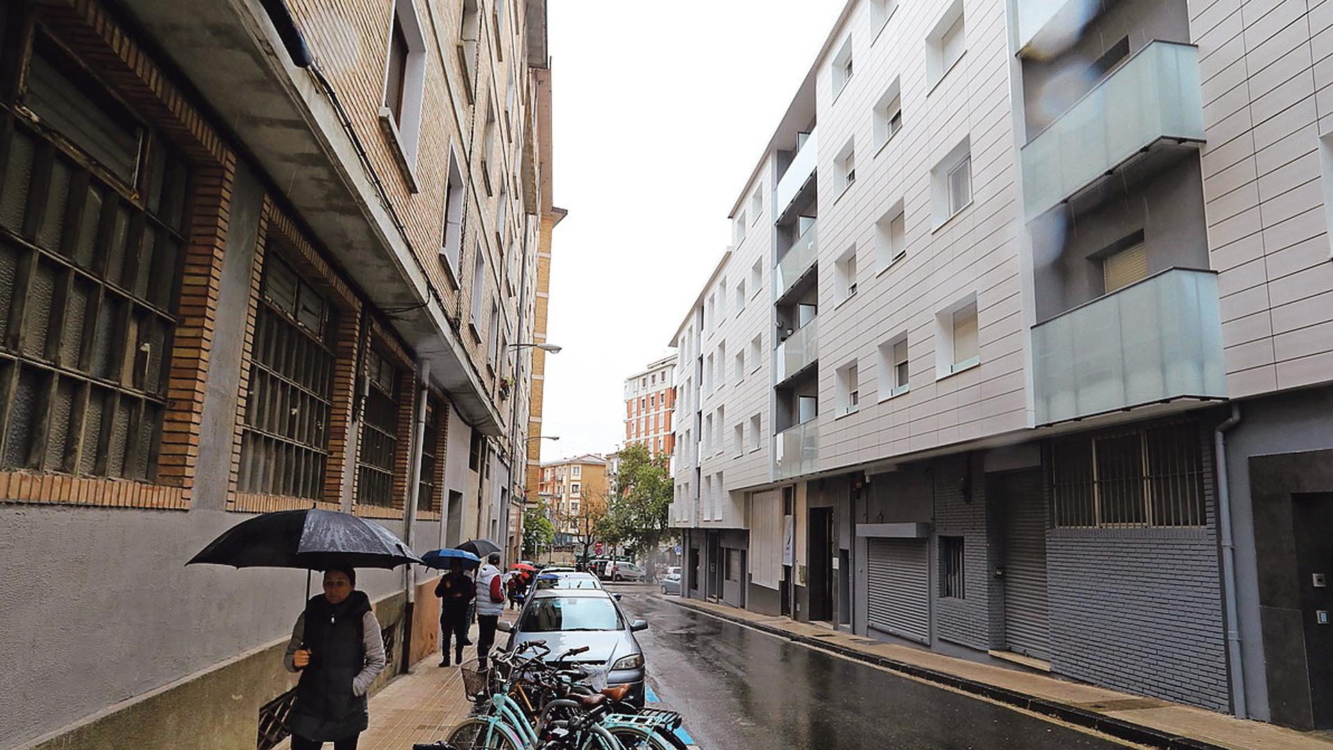 Edificios de viviendas de la calle Rio Salado de la Milagrosa, un de ellos con la fachada renovada