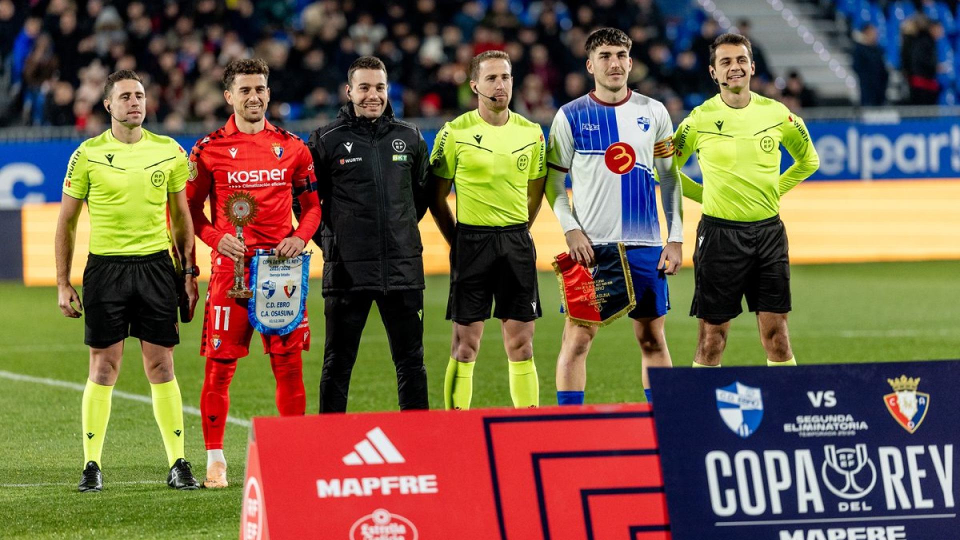 Los capitanes se intercambiaron obsequios antes del Ebro-Osasuna