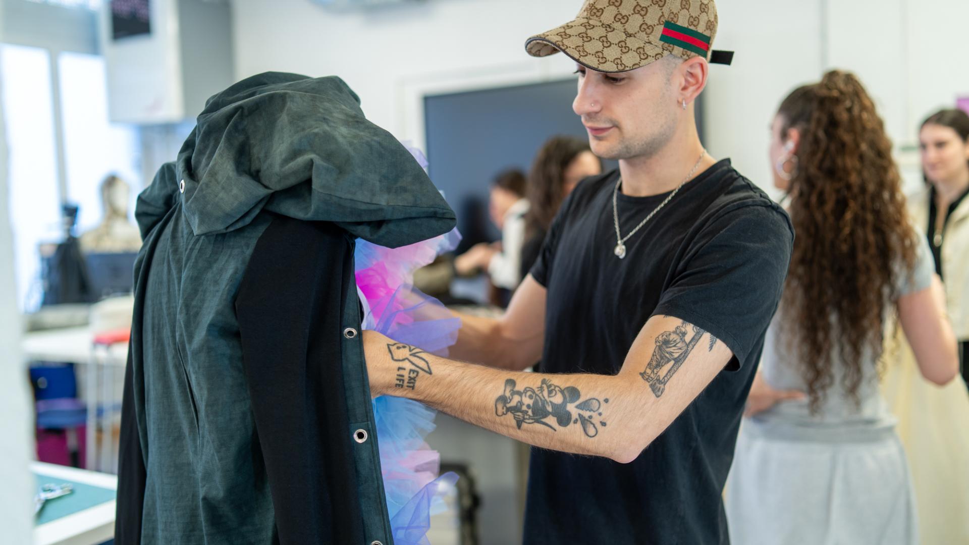 La confección es solo una de los aspectos que se aprenden en el grado de Diseño de Moda