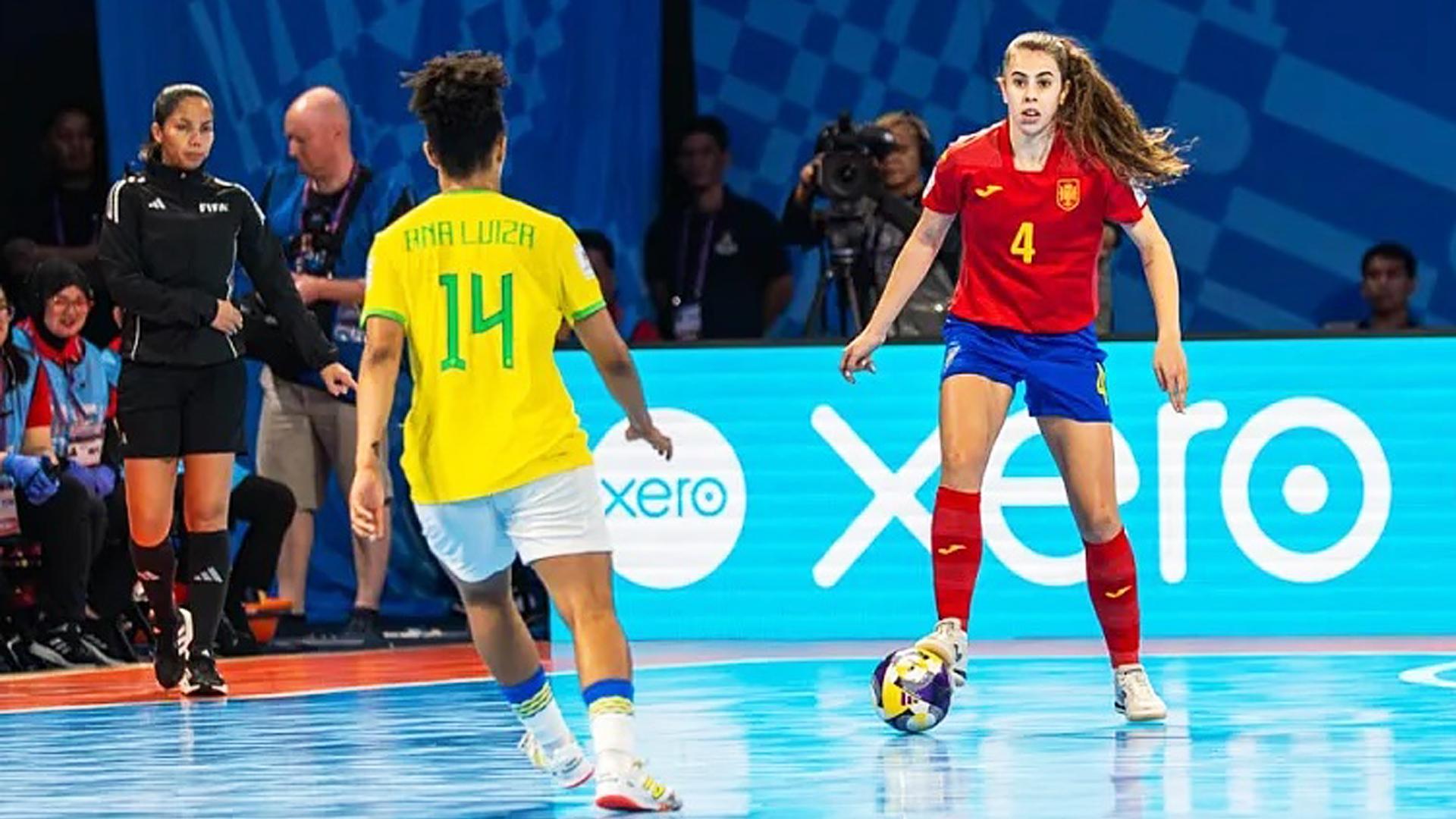 La española Laura Córdoba ante Ana Luiza durante la semifinal del mundial que se llevaron por 1-4 las cariocas