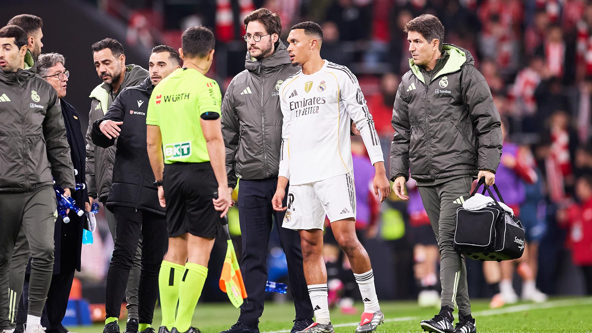 El defensa del Real Madrid Trent Alexander-Arnold en el momento de ser sustituido tras lesionarse en San Mamés