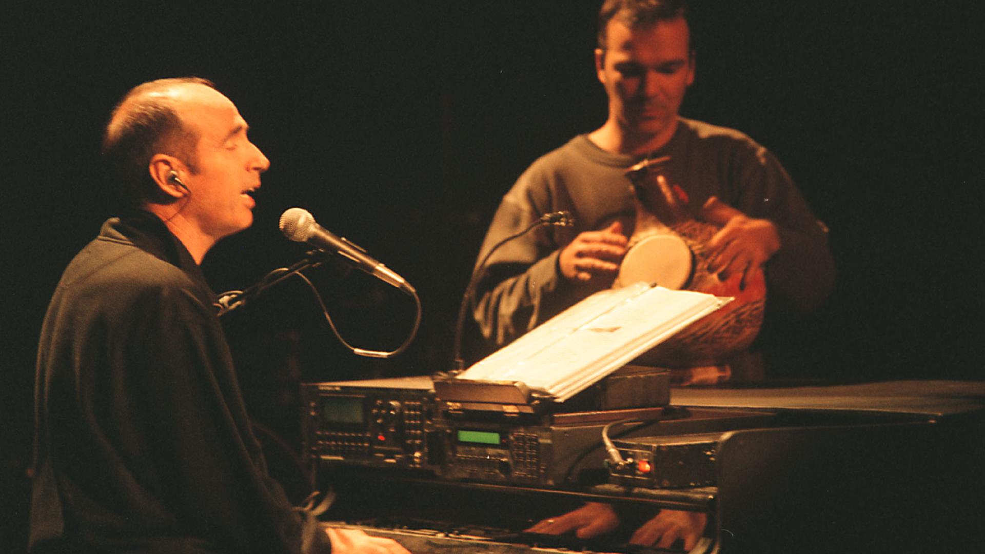 Lluís Llach, durante el concierto que ofreció en el Teatro Gayarre el 12 de diciembre de 2000