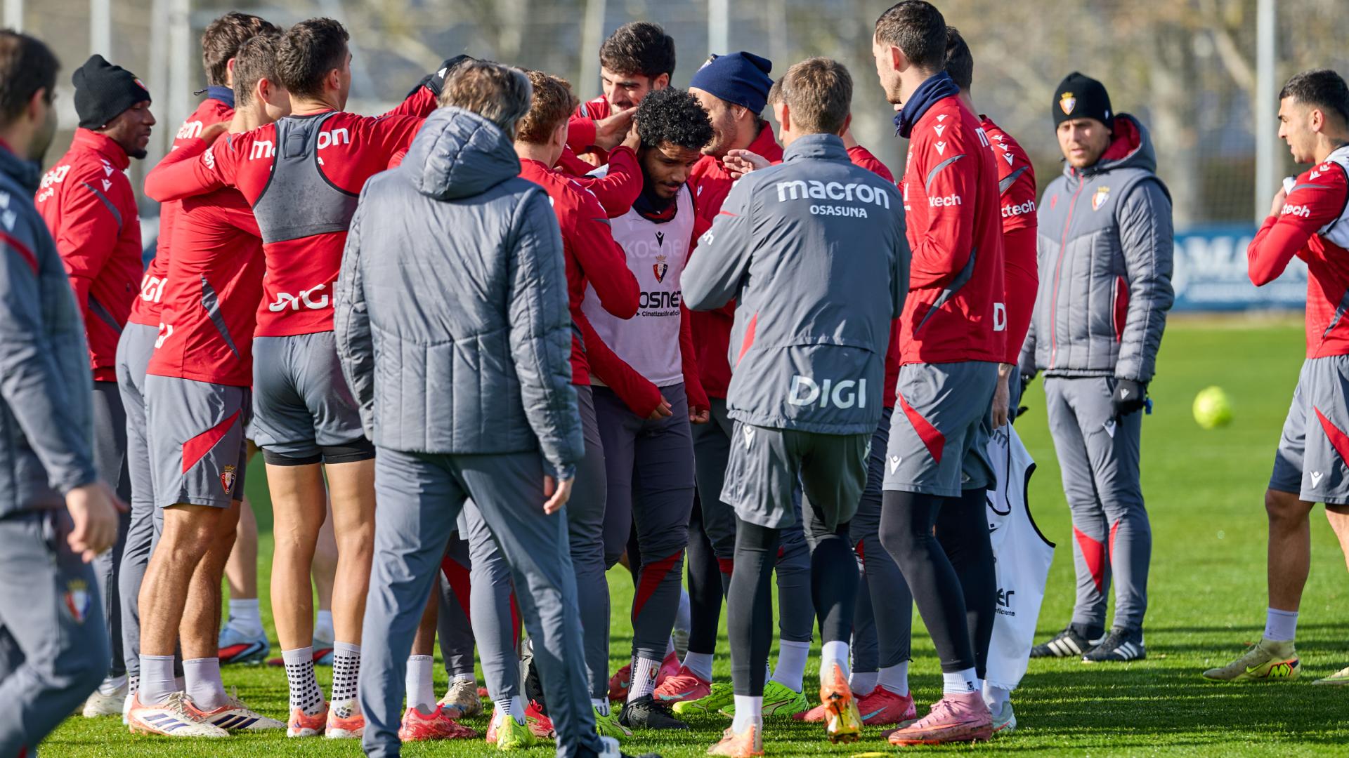 Valentin Rosier recibe el cariño de sus compañeros en su vuelta al grupo.j.p. urdíroz