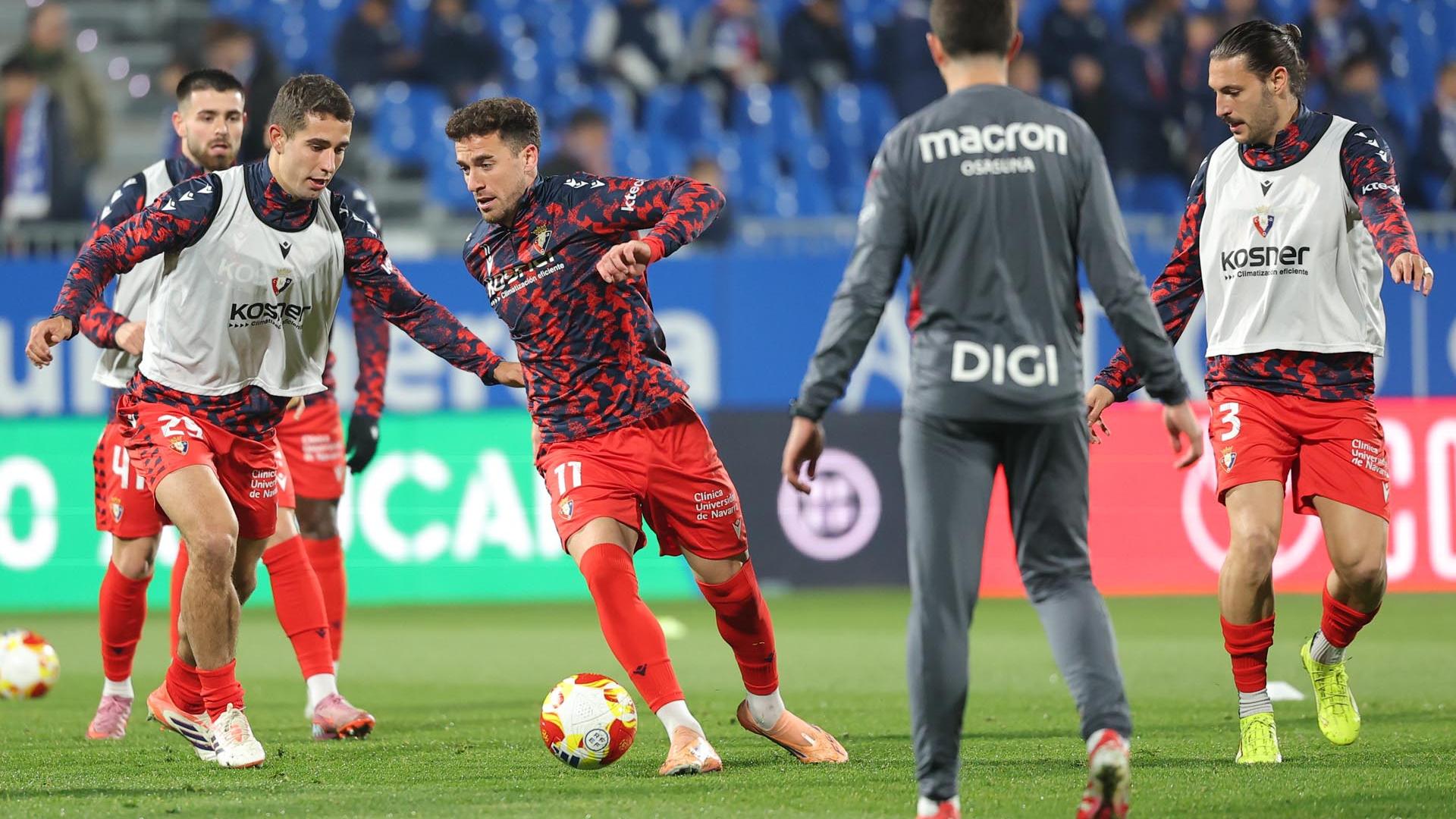 Kike Barja, en el centro, en el calentamiento previo al partido de Copa frente al Ebro en Zaragoza