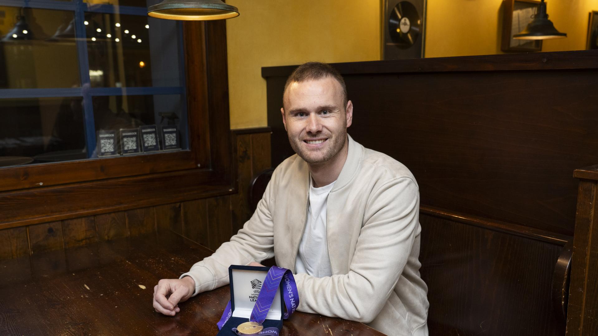 Julen Itxaso, el pasado jueves en el bar Shamrock del barrio pamplonés de Iturrama, con la medalla de oro ganada en la Liga de Naciones.