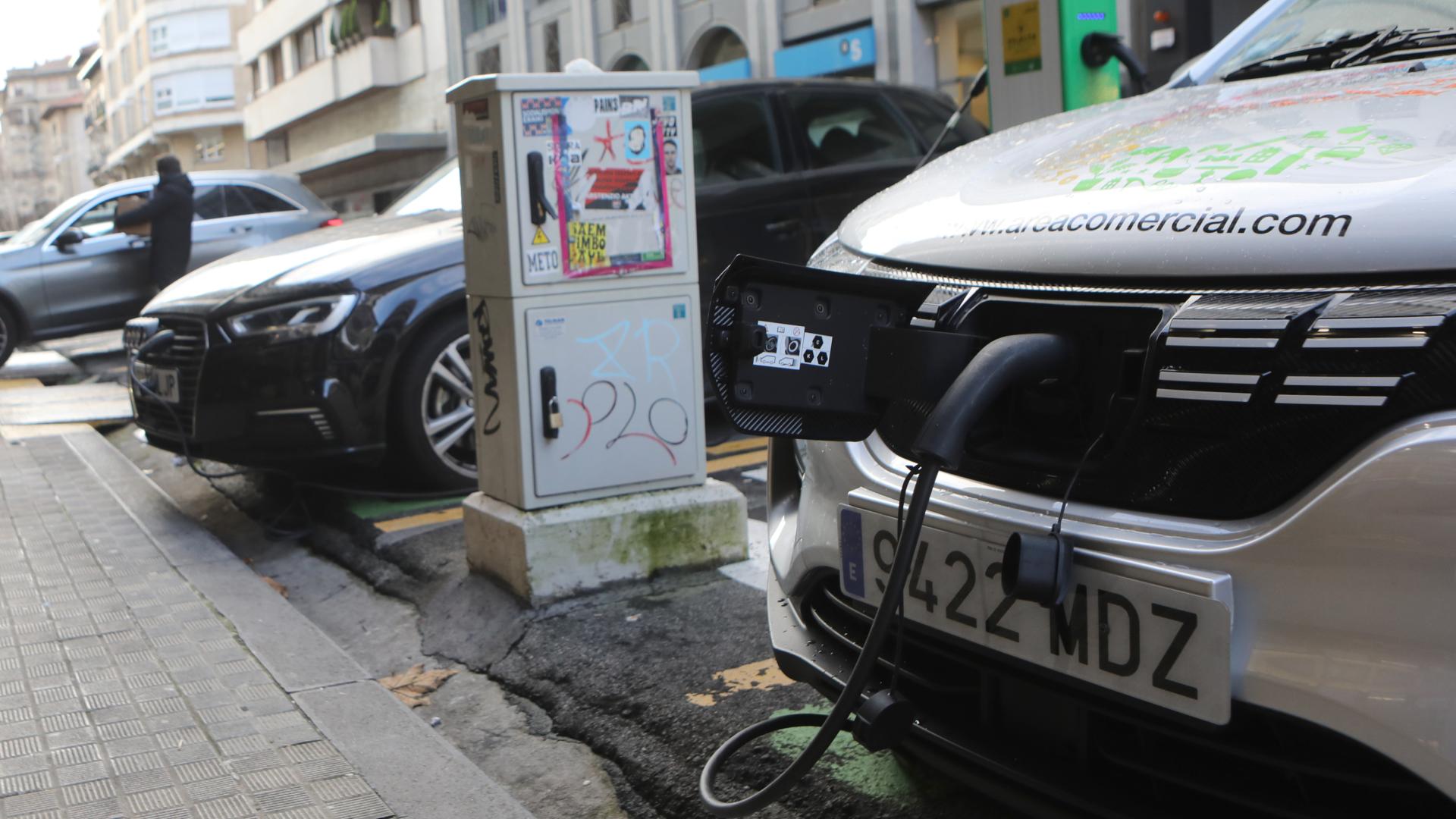 Un híbrido enchufable y un eléctrico puro recargan en la calle Paulino Caballero de Pamplona