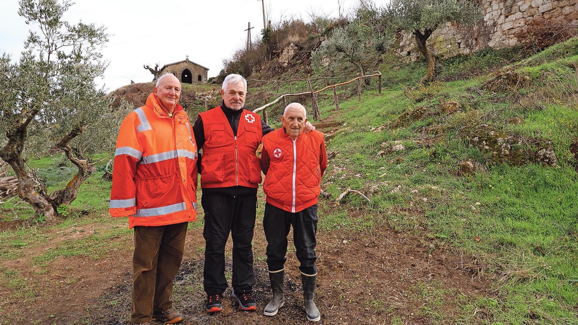 Javier Zunzarren, Carlos Sagaseta de Ilurdoz y Guillermo Hermoso de Mendoza, entre olivos y con la muralla visible