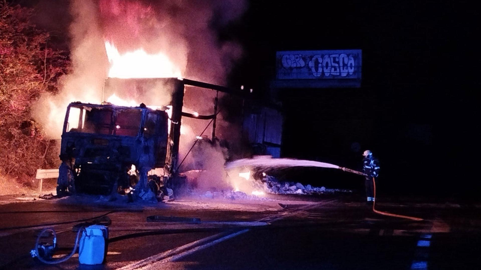 Los bomberos tratan de apagar las llamas del camión que ha ardido esta madrugada y que ha cortado el tráfico en los túneles de Belate