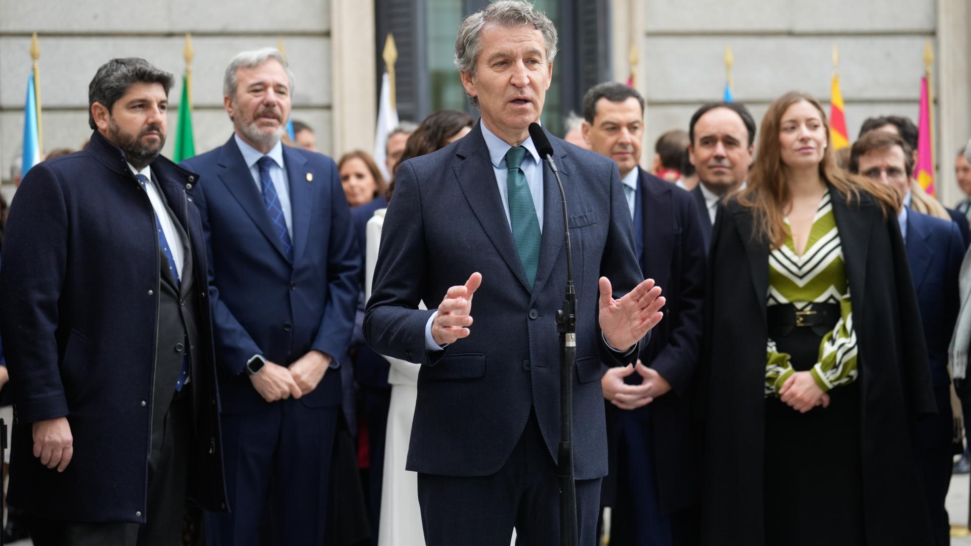 El líder del Partido Popular, Alberto Núñez Feijóo (c), en presencia de los presidentes autonómicos de Andalucía, Juanma Moreno (2d), Murcia, Fernando López-Miras (i), y Aragón, Jorge Azcón (2i), hace una declaración a la prensa a su llegada al acto institucional por el Día de la Constitución, este sábado, en Madrid