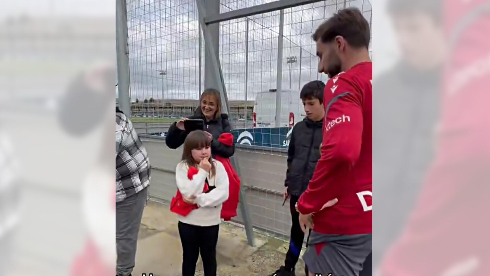 La pequeña Nagore charla con Moncayola