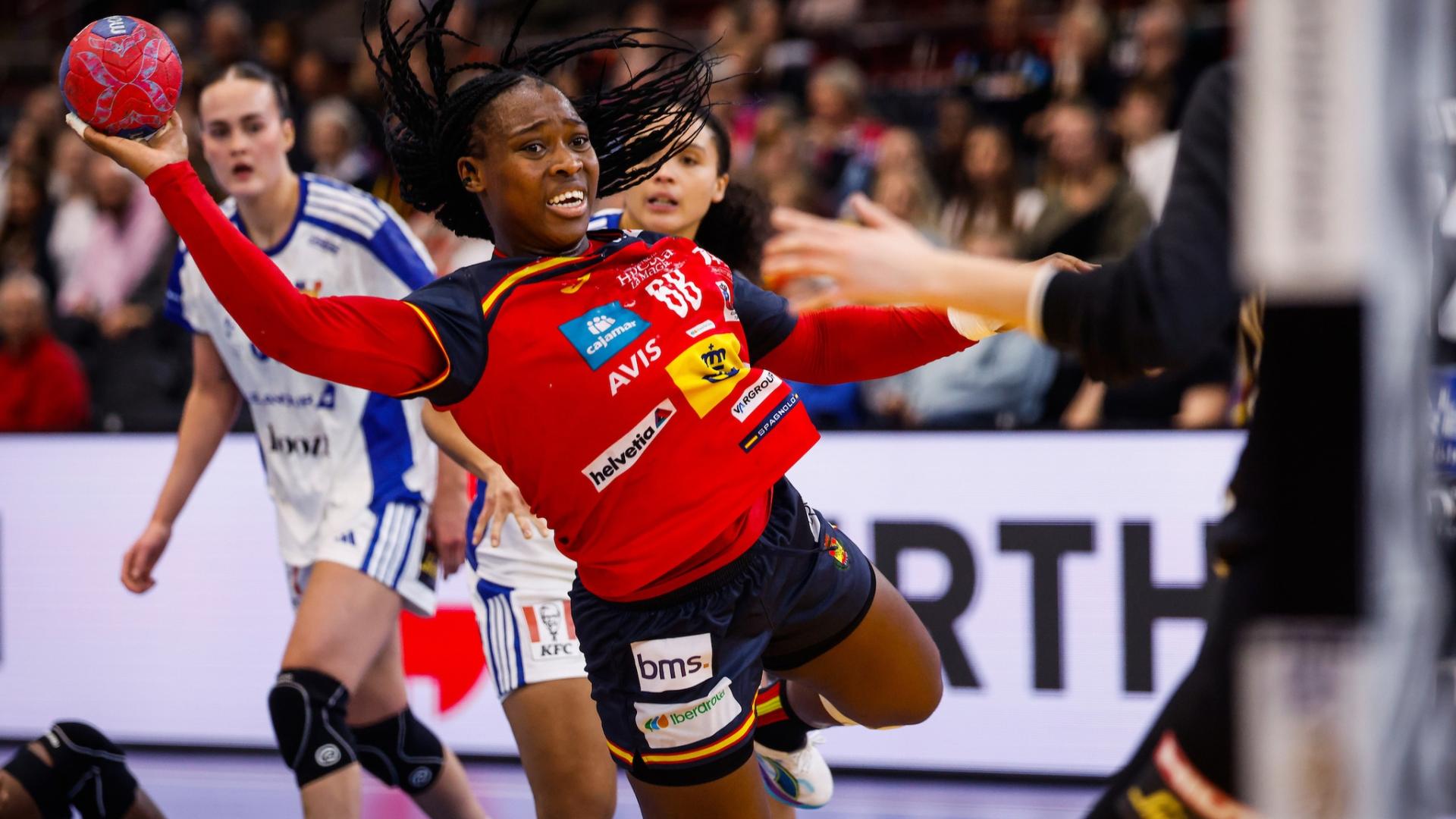 La navarra Lyndie Tchaptchet se eleva desde el pivote en el pasado duelo frente a Islandia de este Mundial