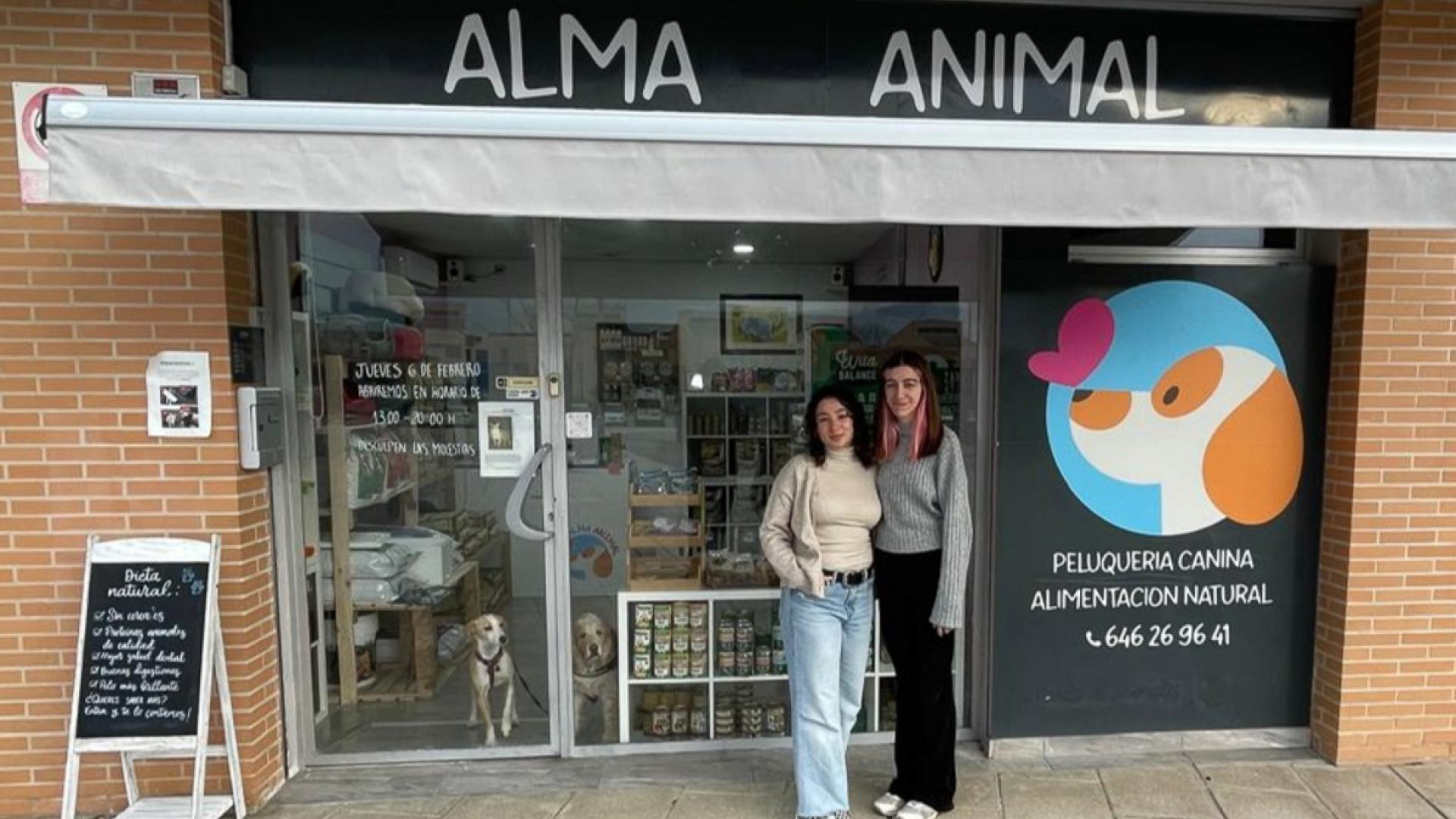 Almudena López Jiménez (izquierda) y  Maitane Aranguren Santiago junto a la fachada principal de Alma Animal