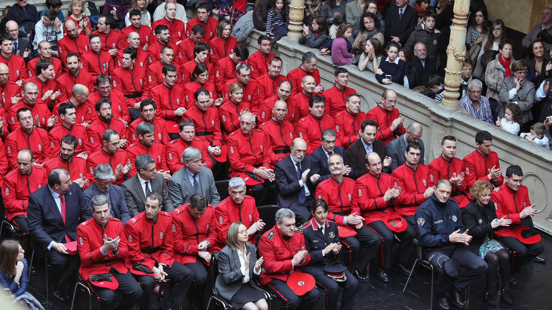 Koldo García (a la izquierda en la tercera fila), durante el Día del Policía, en 2015, cuando recibió la condecoración
