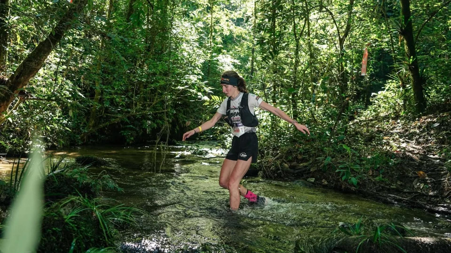 Naiara Irigoyen, cruzando un arroyo durante su experiencia en Tailandia