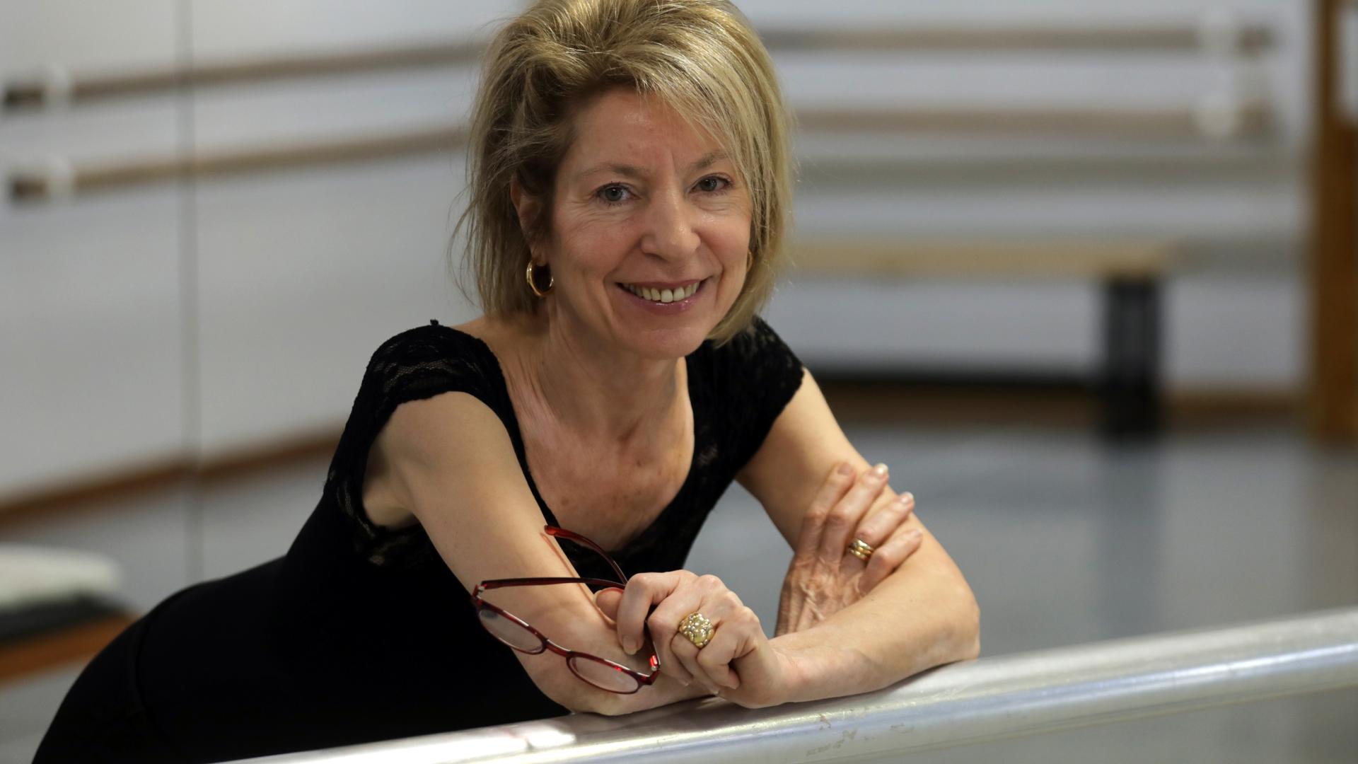 Almudena Lobón, retratada en su estudio de danza de Pamplona