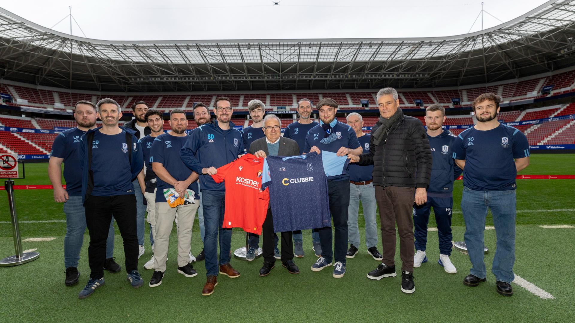 Una delegación del South East Athletic conoció El Sadar junto a Luis Sabalza y José Andrés Burguete.osasuna