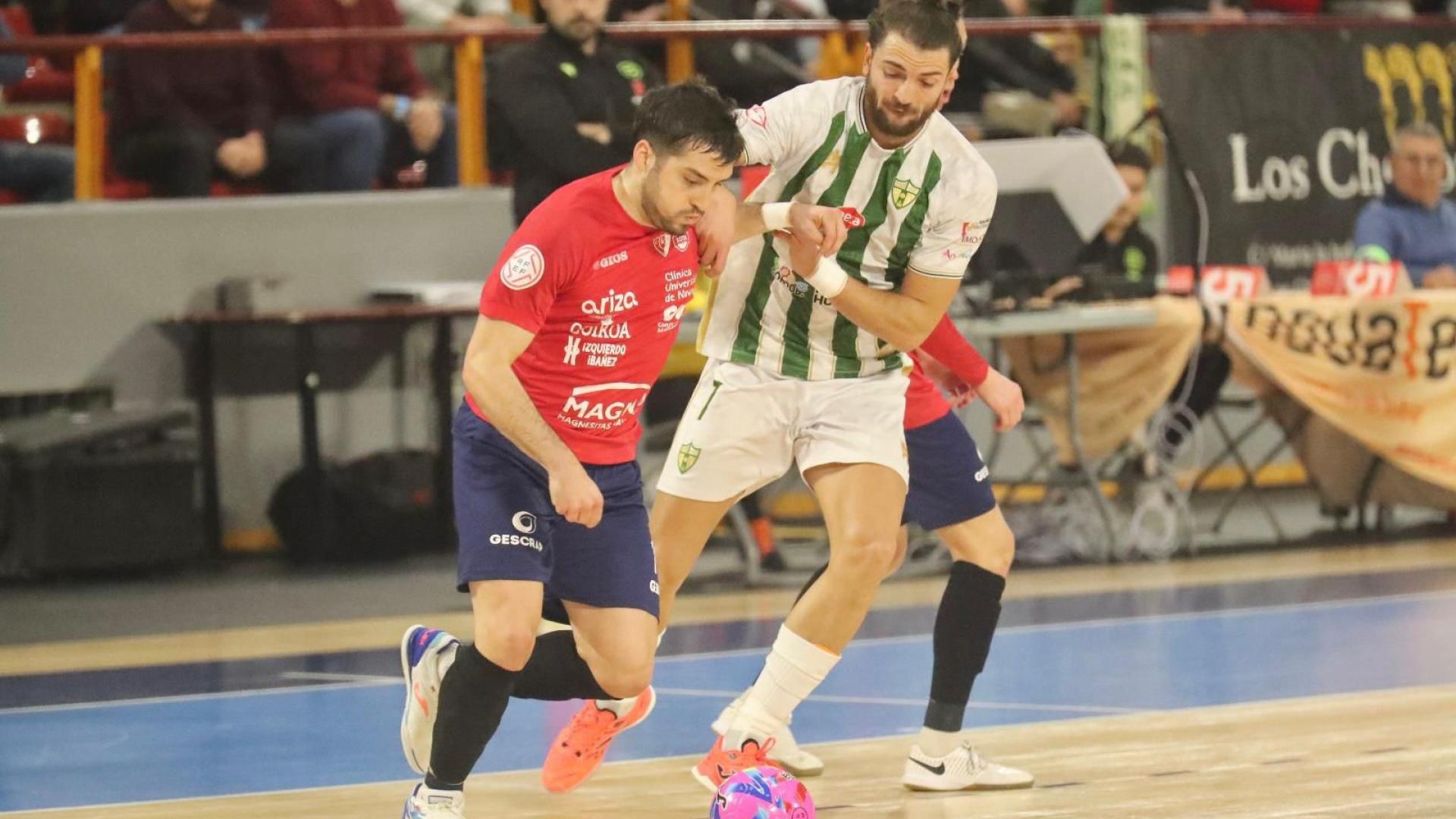 Juanpi Cuello trata de llevarse el balón ante la defensa de Zequi