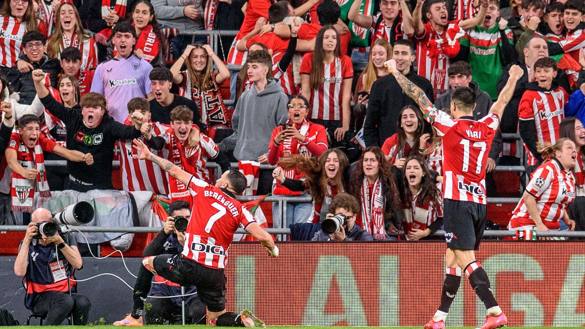 El delantero del Athletic Álex Berenguer (i) celebra tras marcar ante el Atlético de Madrid,