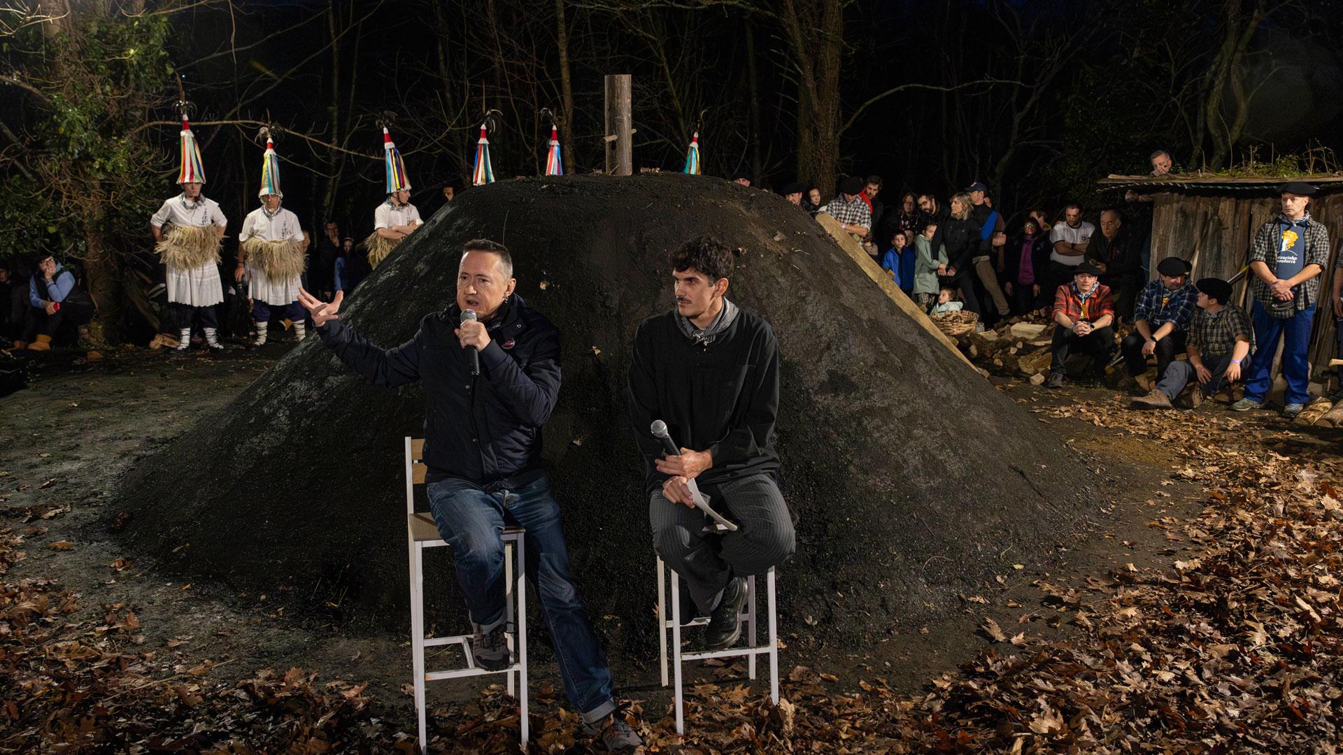 El músico y cineasta Fermín Muguruza ha sido elegido este año para encender la carbonera del parque Irrisarri Land