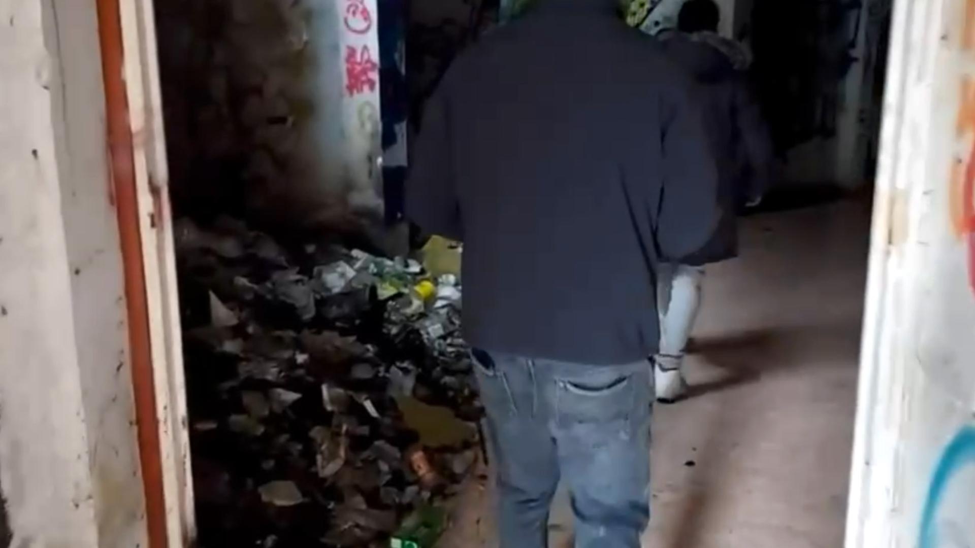 El interior del edificio se encuentra en un estado de abandono en el que la basura se acumula por todos los rincones