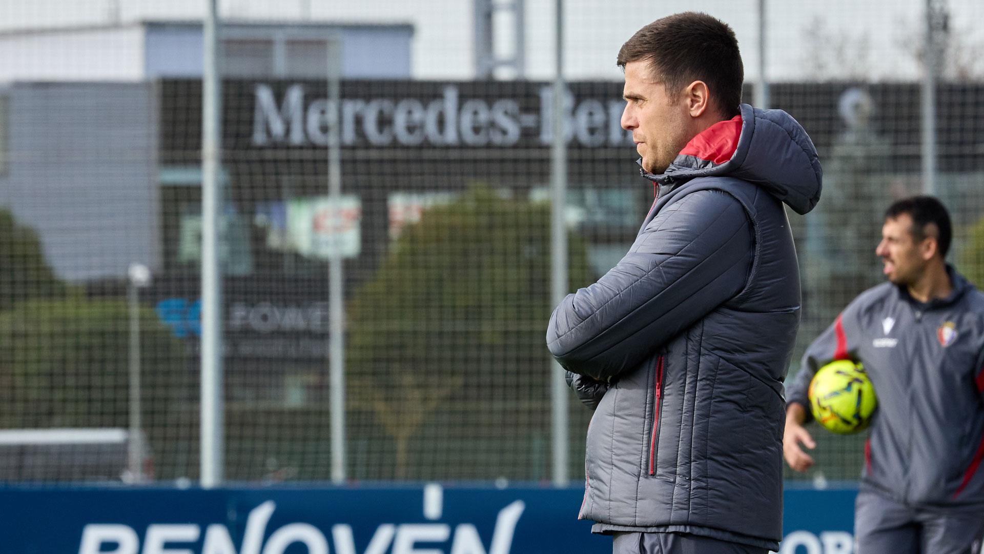 Alessio Lisci observa a sus jugadores durante el entrenamiento de Osasuna este domingo en Tajonar