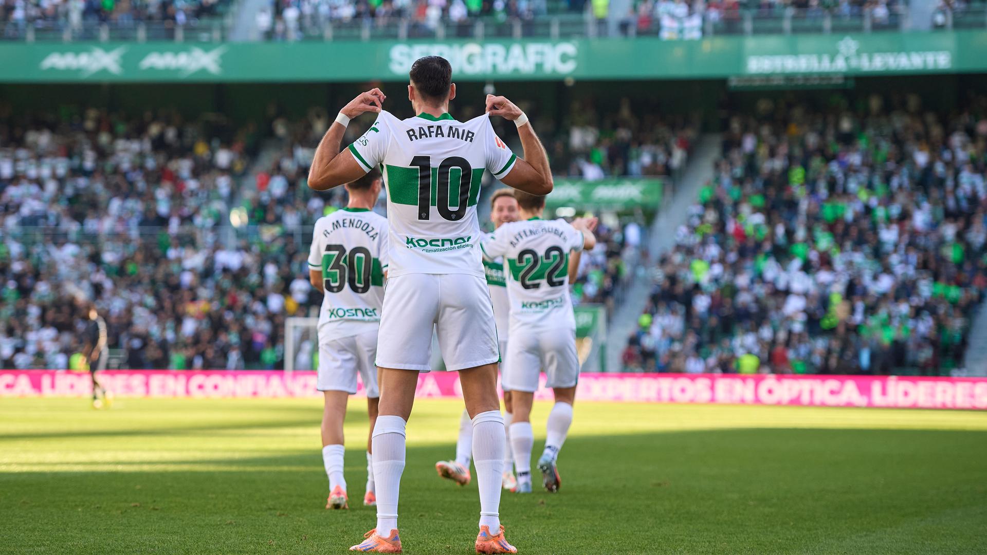 Rafa Mir celebra uno de los goles contra el Girona