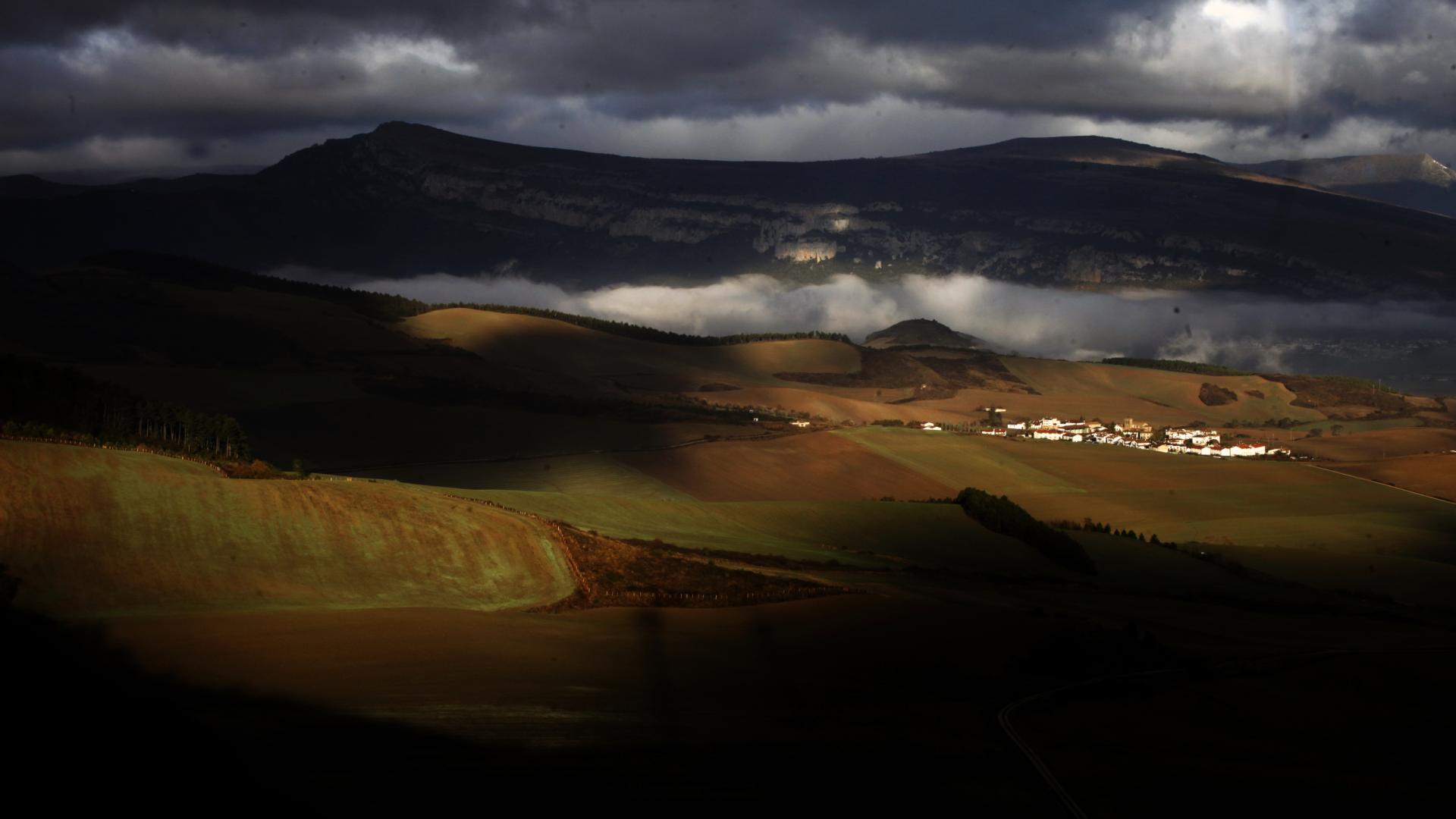 ALTO DEL PERDÓN. Aquí, el Camino de Santiago alcanza una dimensión especial. Todo parece un lienzo de Pedro Salaberri: pinceladas de campo, cielo y viento.