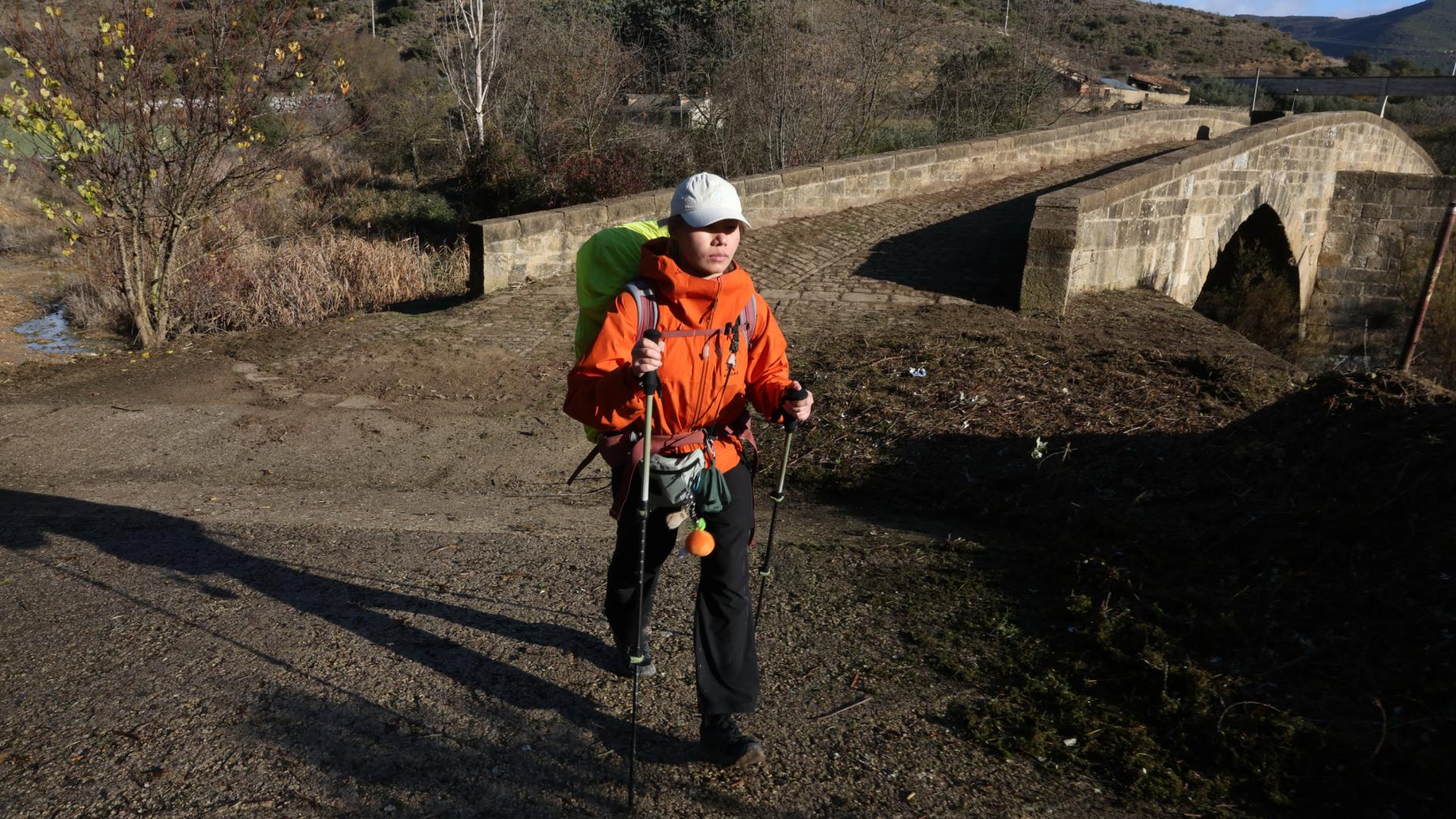 CHINA. Sun Yan, ingeniera china de 33 años, que cruza el puente medieval sobre el río Salado.