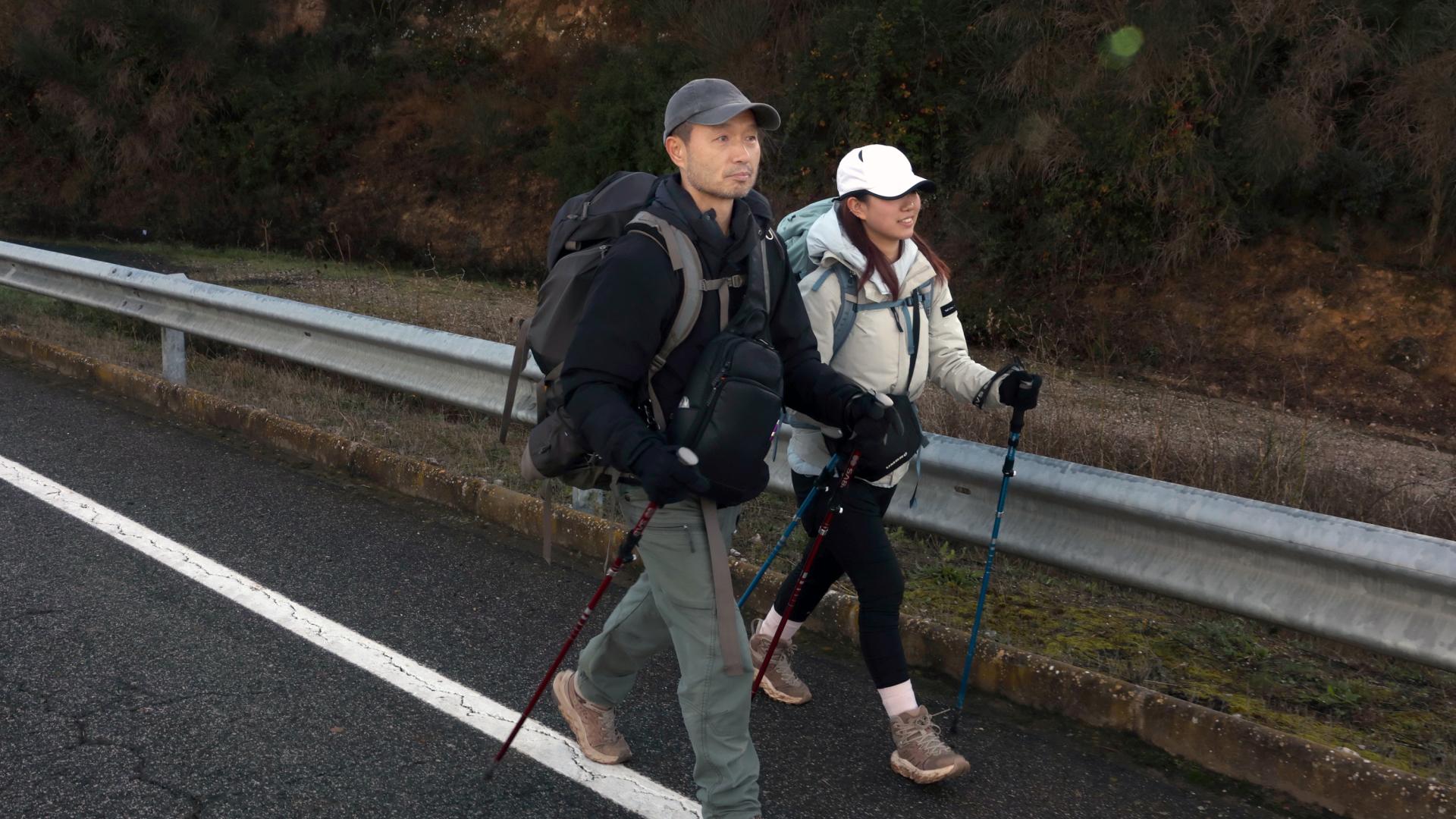 COREA DEL SUR. Un padre y su hija coreanos, apellido Kong: ella peluquera de 22 años, él ingeniero de 55, en dirección Estella.